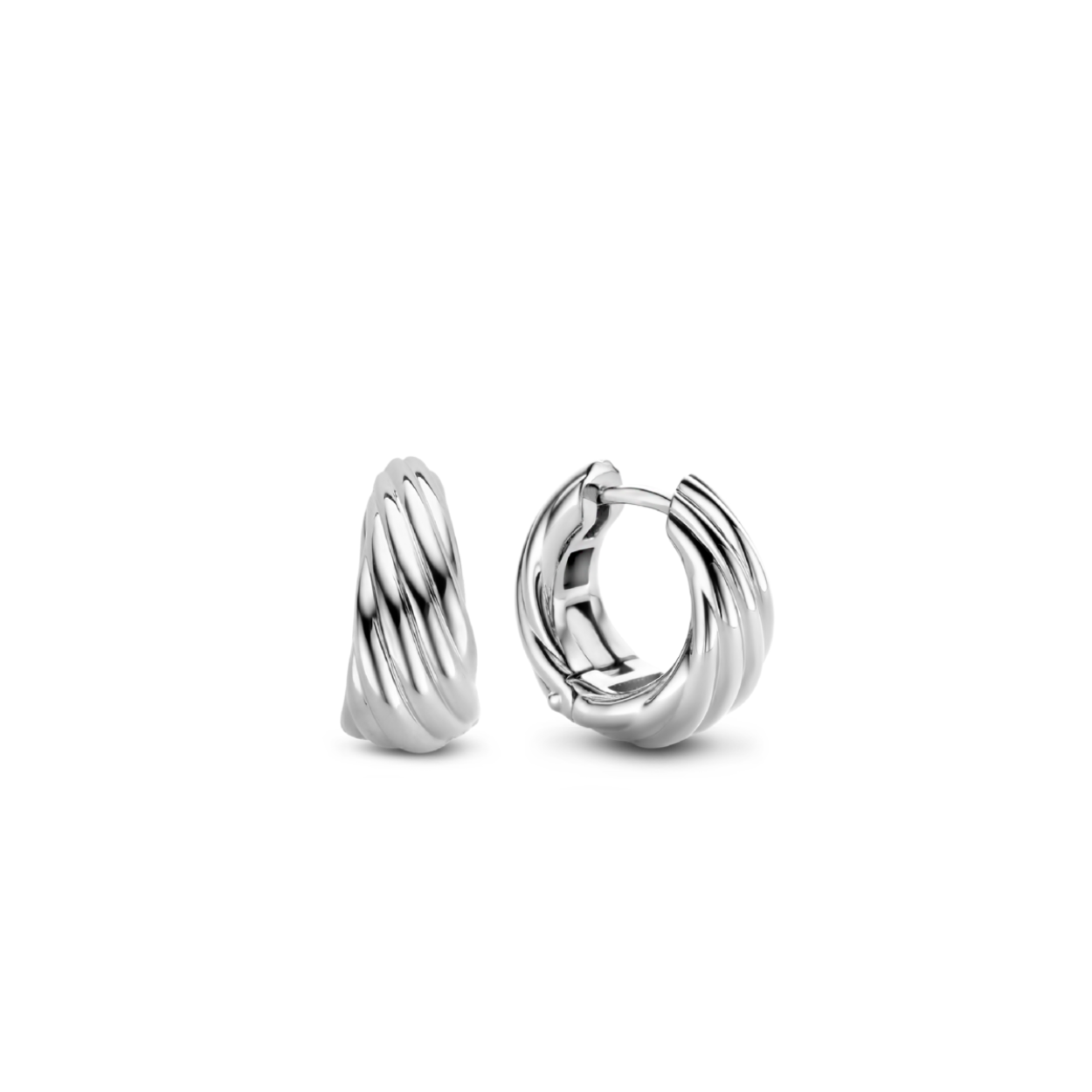 Het pronkstuk van deze TI SENTO - Milano zilveren hoepeloorbellen 7856SI zijn de vloeiende en sierlijke lijnen in het design. De kenmerkende ovale vorm maakt deze basic een eyecatcher. Deze oorbellen zijn vervaardigd uit 925 sterling zilver en gecoat met een laagje rhodium om ze te beschermen en hun glans te behouden.