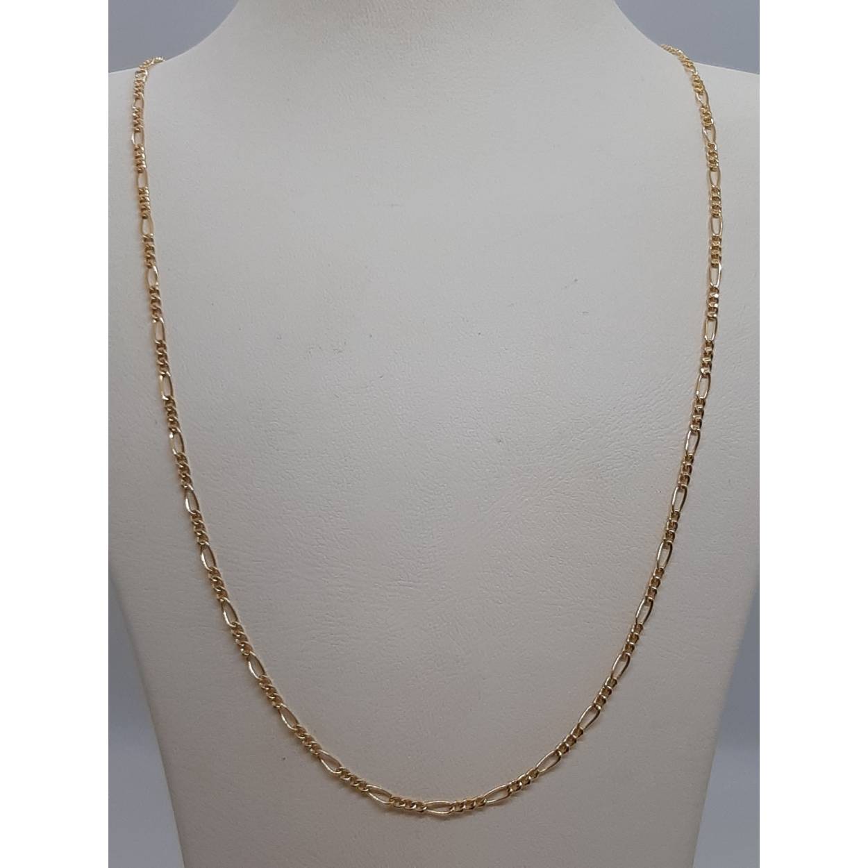 Dit product, modelnummer BREA-0002588, is een prachtige gouden ketting van 18k met een lengte van 50 cm. Kenmerken zijn een glanzende afwerking, 2.6 mm breedte en een gewicht van 2.6 gram. Het is perfect voor dagelijks gebruik of speciale gelegenheden, gecombineerd met zowel casual als formele outfits, voor een elegante uitstraling.