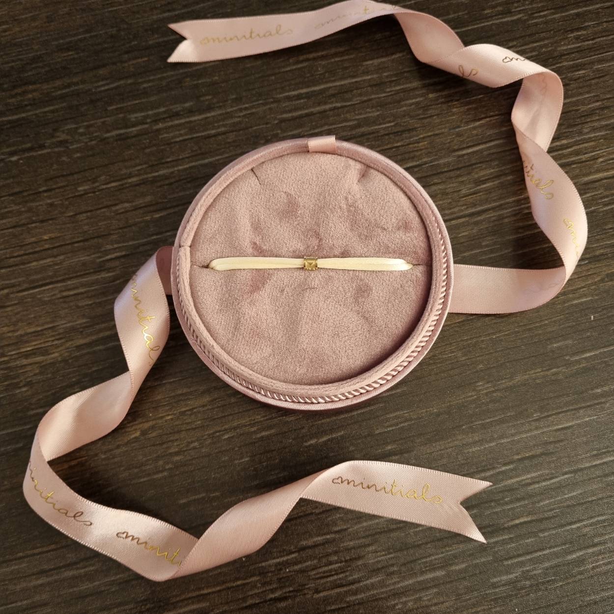 Deze prachtige Minitials benji armband is voorzien van één 18 karaat gouden schakel met een hartje. U kunt de kleur van de satijnen armband veranderen naar keuze. Het is mogelijk te beginnen met één schakel en later nog meerdere schakels toe te voegen aan de armband. 

Met de Minitials Één Benji XL Satijn Armband draag je jouw geliefde altijd dicht bij je. Stel jouw perfecte Minitials armband samen. De Benji is naar wens te personaliseren! Denk aan initialen, symbolen, cijfers of sterrenbeelden. 

18 karaat geel, wit of rose goud
Benji ± 6,5 mm hoog
Satijn koord 2 mm in verschillende kleuren
Inclusief goudkeurstempel Waarborg Holland