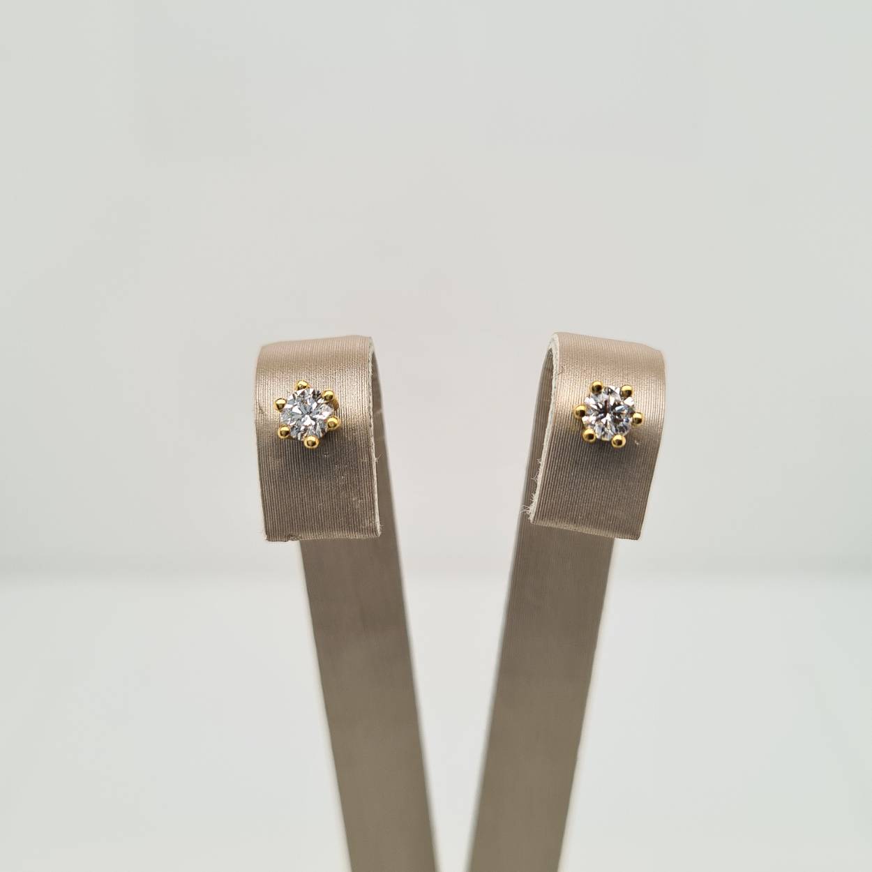 Prachtige 18 karaat gouden oorsieraden met diamant, 0.3crt. 
