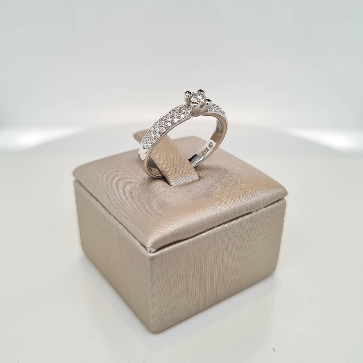 Prachtige 14krt witgouden ring met diamant 0,36crt G VSI. De maat van de ring is 55 (17 1/2). Heeft u een andere maat neem dan gerust contact met ons op.