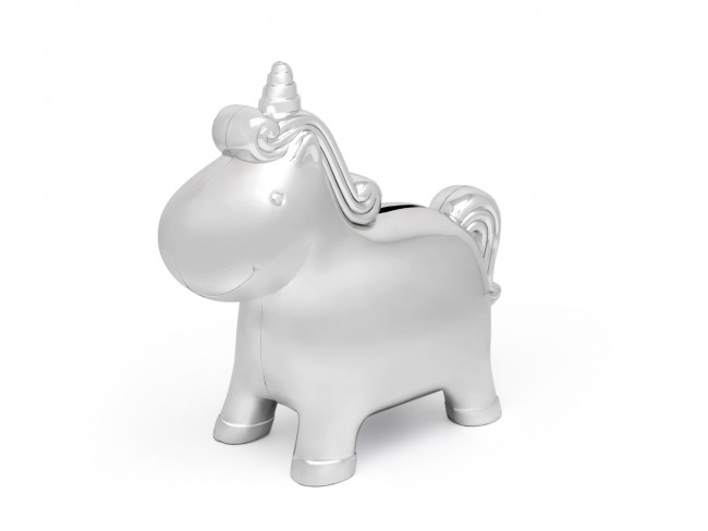 Gek op unicorns en op zoek naar een originele spaarpot? Dan is deze  verzilverde spaarpot van Zilverstad een echte musthave! De spaarpot in vorm van een eenhoorn staat leuk op een plank in de slaapkamer en zal goed voor de spaarcenten zorgen. Aan de onderzijde van de unicorn zit een sluiter die door een draaibeweging open en gesloten kan worden. De spaarpot is onderhoudsvrij, poetsen is niet nodig.
Afmeting: 140mm x 67mm x 132mm.