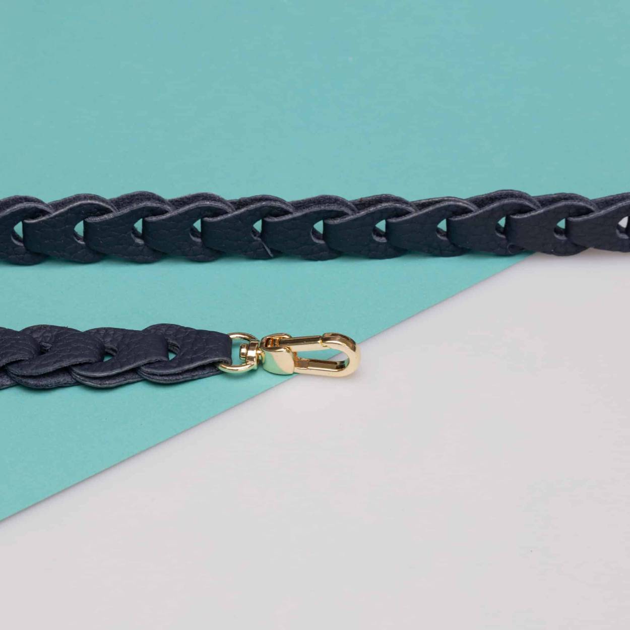 Fashionable, handgemaakt phone cord van fijn gemaakte lederen schakels, dat is Kascha-C’s Mister Sister Cord. Er is volop keuze: een goud- of zilverkleurige afwerking en een tal van onweerstaanbare kleuren. Aan de kliksluitingen aan de uiteinden van het Mister Sister Cord bevestig je gemakkelijk je cover.
Lengte 1,20 m, dikte 1,5 cm