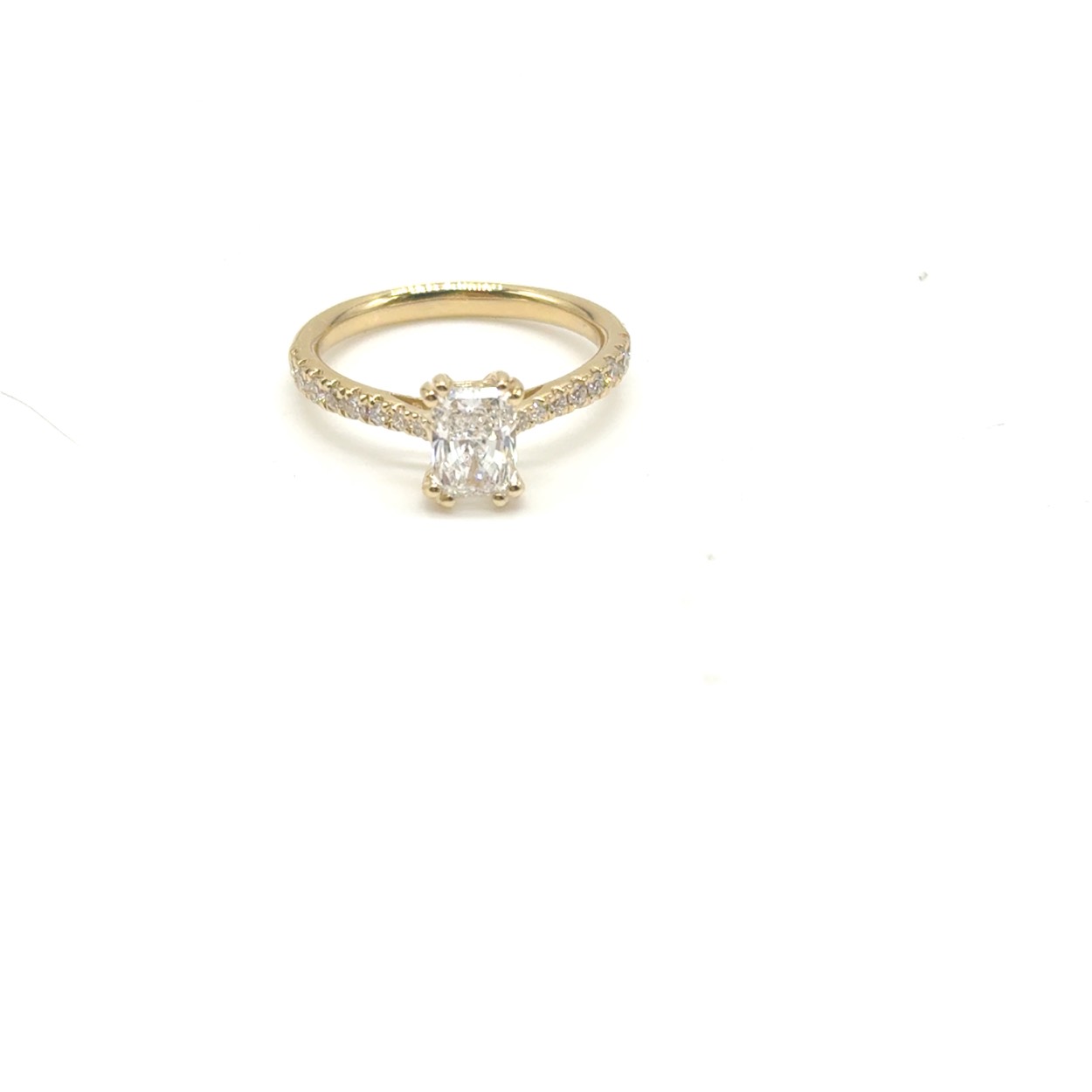 14k gouden ring met een 1,03 caraat radiant cut lab grown diamant. midden lab diamant is 1,03 caraat met E kleur en een VS 1 helderheid. zijde diamanten hebben totaal 0,25 caraat. 