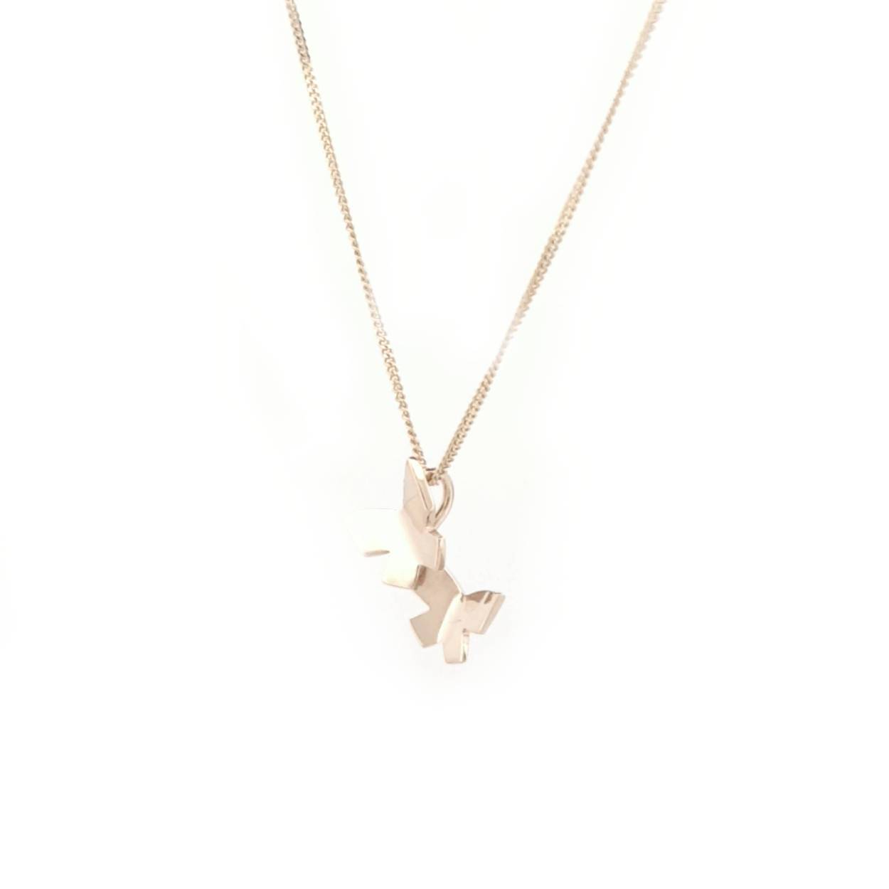 Leuke en lieve hanger met geelgouden vlinders. 
Vlinders vertegenwoordigen een gevoel van onschuld, liefde en zachtmoedigheid. 
Te maken in elk formaat en hoeveel vlinders je maar wilt.

Deze hanger wordt los verkocht of wil je er een bijpassende ketting/spang van goud bij bestellen?

Maak een afspraak en kom deze vlotte en sportieve ketting passen! Of bestel haar gelijk, dan sturen we deze mooi verpakt naar je toe.