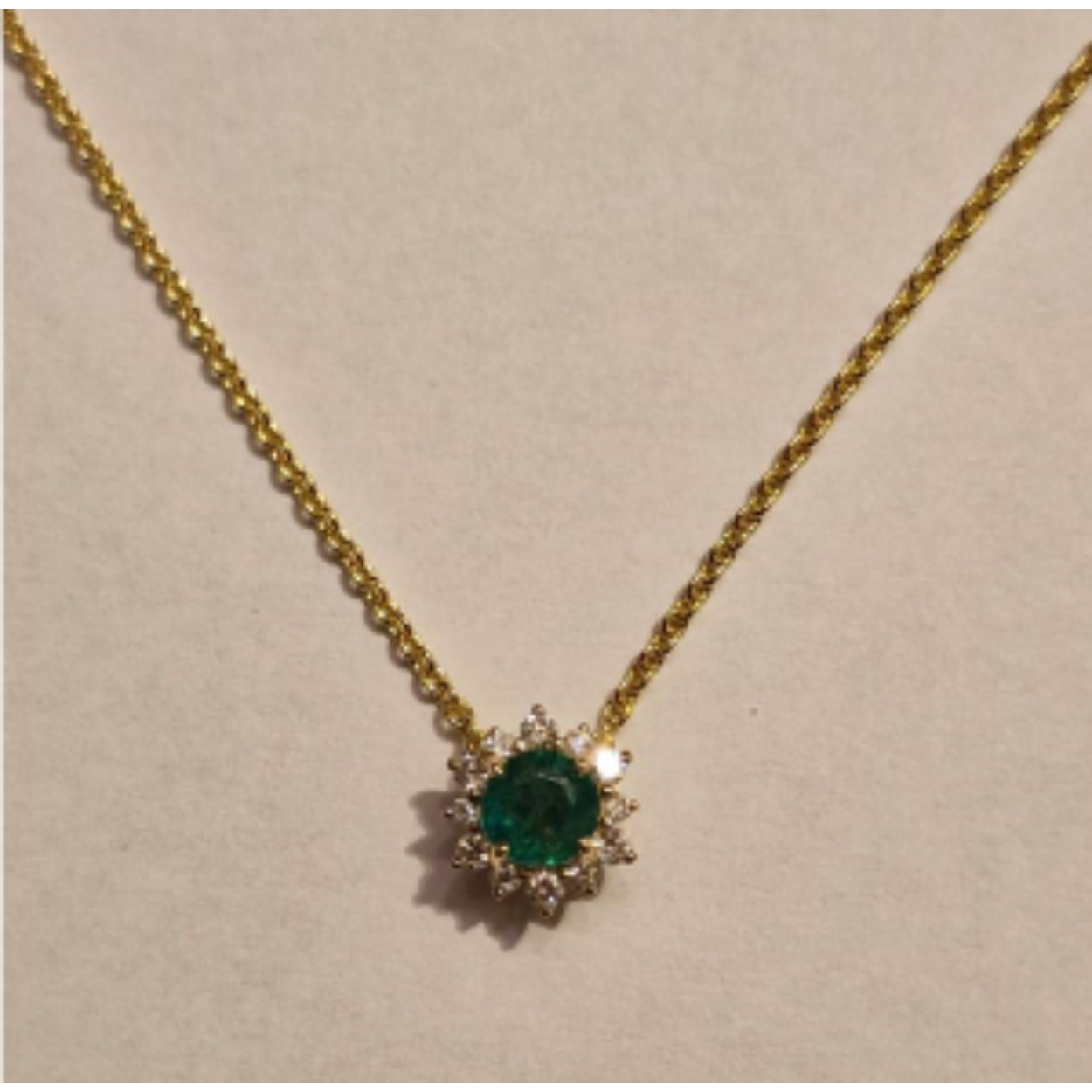 14k geelgouden rozethanger met ronde smaragd en diamant inclusief ankerketting 41-45 cm