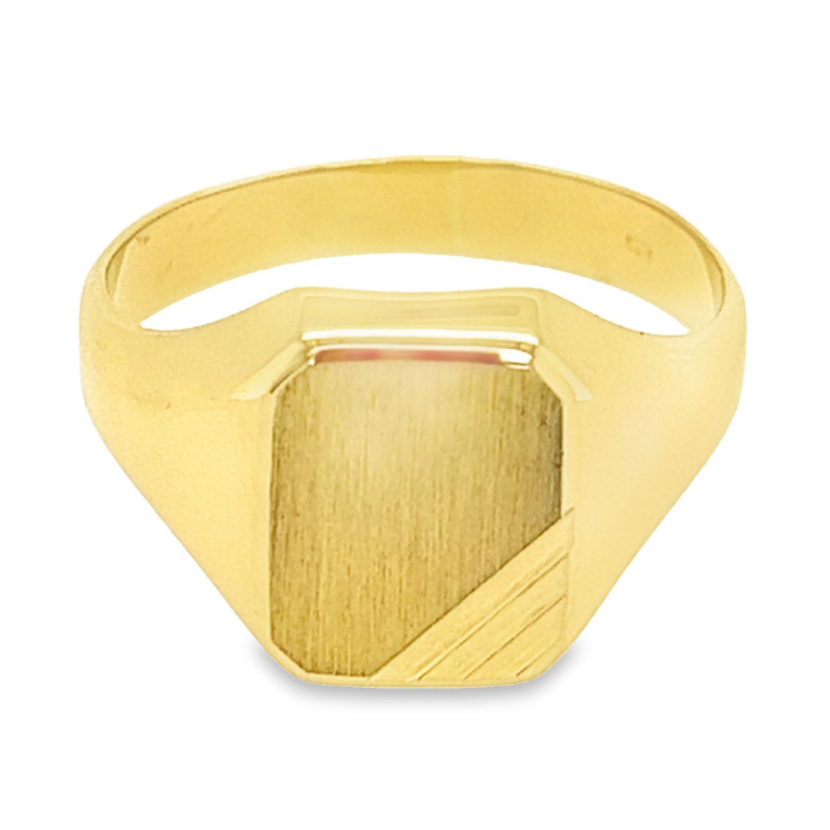 Deze geel gouden monogram ring is erg mooi bewerkt. De hoek rechtsonder is bewerkt met drie glad gepolijste lijnen. Het geel gouden gedeelte van de bovenzijde is verder gematteerd. De zijkanten en de scheen zijn glad gepolijst.