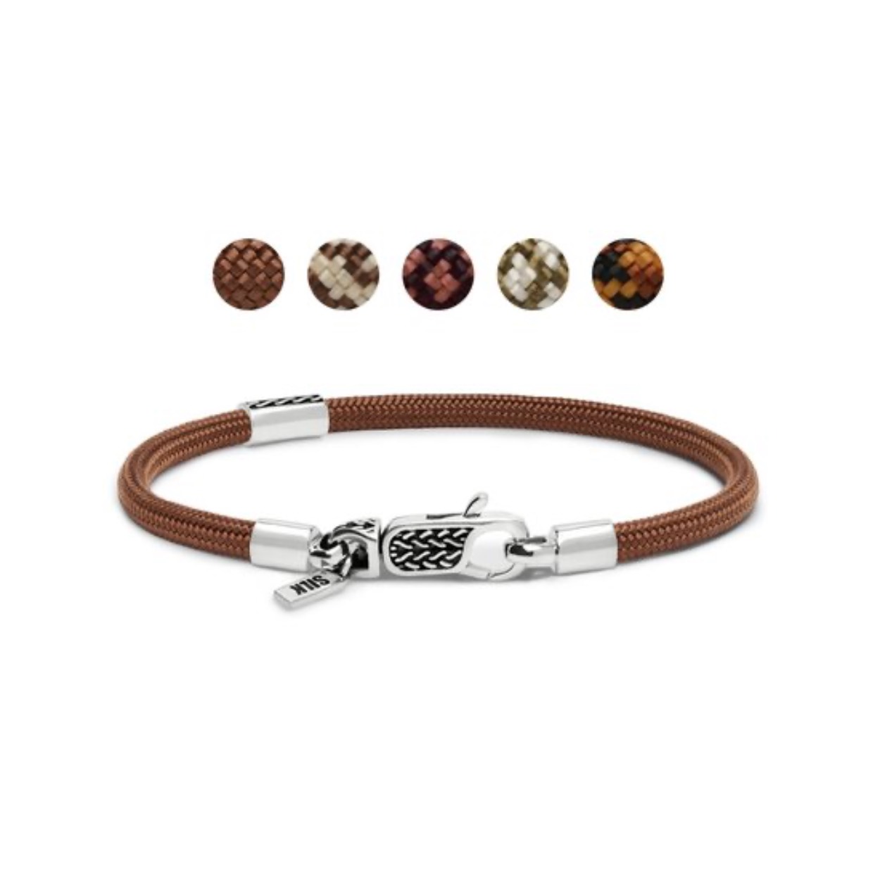 Ontdek de Nieuwe Terra Paracord Armbanden van SILKDe nieuwste toevoeging aan de SILK collectie zijn de Azure, Emerald en Terra paracord armbanden, ontworpen met een luxe zilveren karabijnsluiting. Deze diepgekleurde armbandjes voegen stijl en kleur toe aan je arm en zijn verkrijgbaar in twee varianten: een met charm en een zonder charm. Het model met charm heeft een uniek schuifbaar buisje dat aan beide kanten te dragen is. Eén kant biedt ruimte voor een persoonlijke gravure, zoals initialen of een symbool, terwijl de andere kant is voorzien van een subtiele structuur voor een elegante afwerking. Kies jouw favoriete kant en draag het sieraad zoals jij wilt.Stijlvol & Functioneel De sterke, duurzame paracord armbanden zijn in verschillende lengte maten verkrijgbaar en passen perfect bij elke gelegenheid. Deze collectie is ontworpen om kleur toe te voegen aan je zilverstack. Door de paracord armbanden te combineren met andere sieraden creëer je een kleurrijk en speels geheel, ideaal voor een unieke en opvallende look.Personalisatie Mogelijk Maak je armband extra bijzonder door het buisje van de charm te graveren met een naam, datum, of een speciaal symbool. De personalisatiemogelijkheden maken dit sieraad een perfect cadeau of een uniek, dierbaar stuk voor jezelf. 

