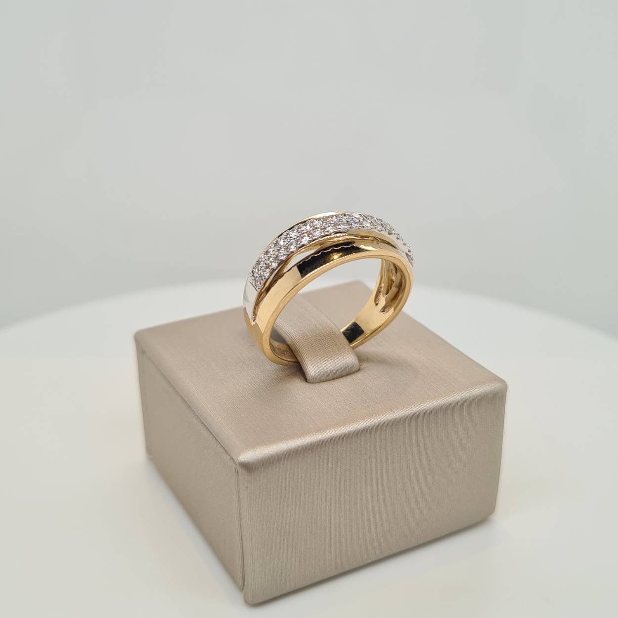 Prachtige 14 karaat gouden ring met diamant, 0.34crt. De maat van de ring is 55. Tevens bijpassende oorsieraden verkrijgbaar.