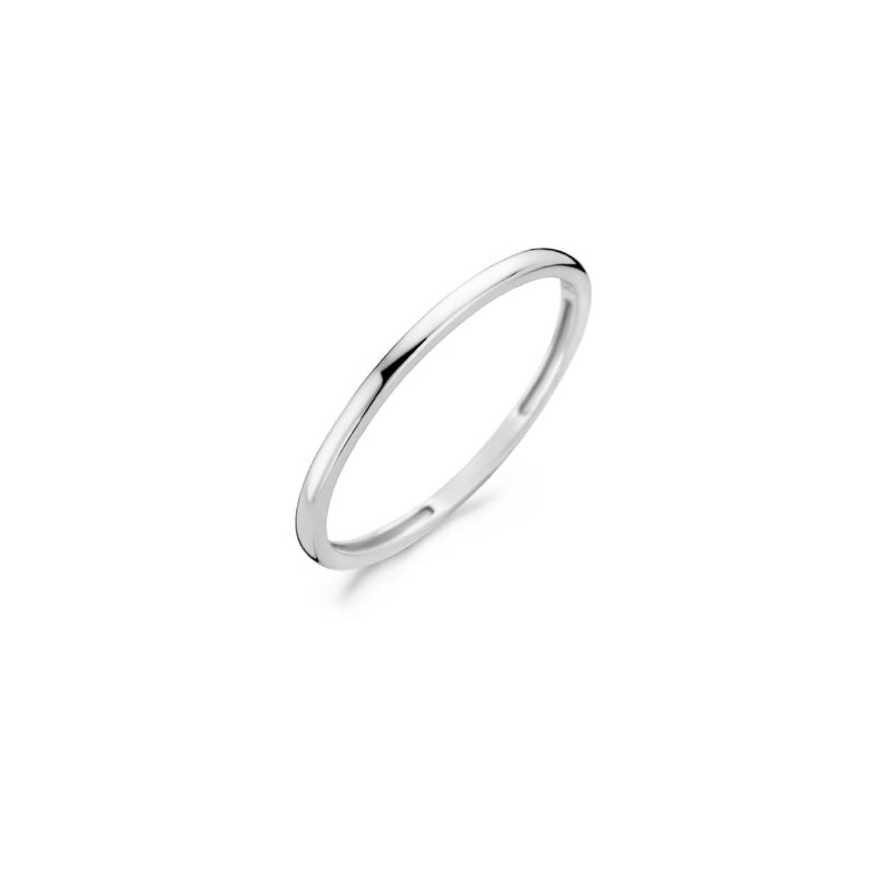 Never change a beautiful classic. De 14 karaat gouden ring is gemaakt van witgoud. De band van de ring is 1,3 millimeter breed. De ring is halfrond afgewerkt en heeft aan de binnenzijde het Blush logo. Deze ring staat vrouwelijk en elegant wanneer hij op zichzelf gedragen wordt, maar is ook uitermate geschikt om te combineren met een aantal aanschuifringen.