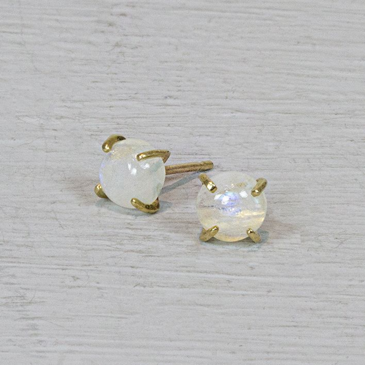 Zilver vergulde oorknoppen, van Jéh Jewels, met een maansteen.