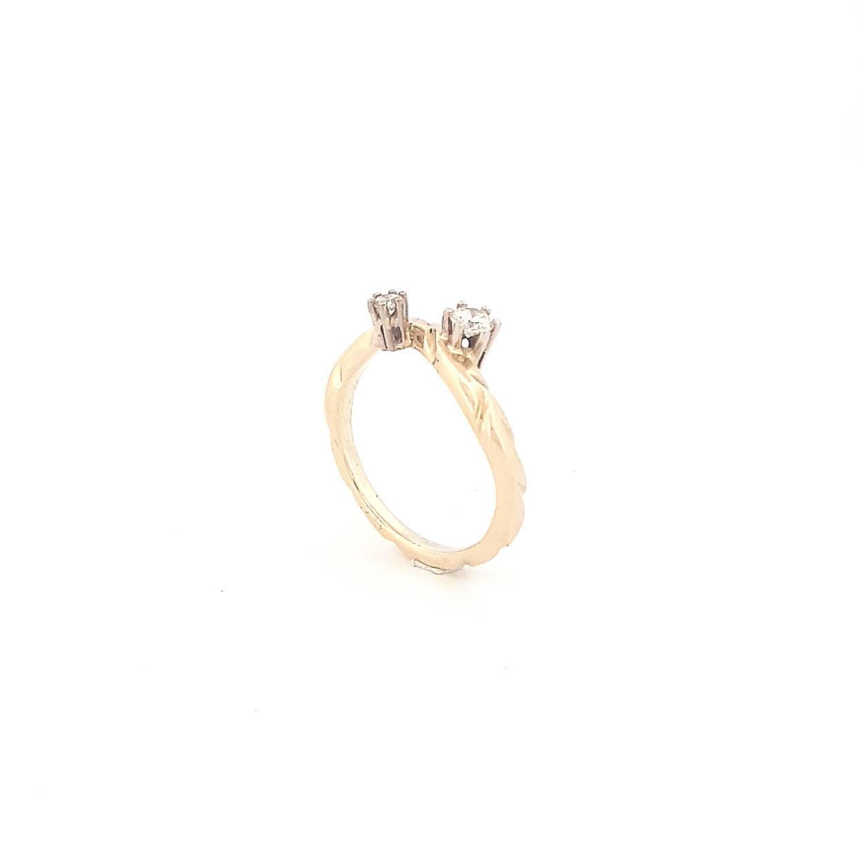 Een super romantische ring die het hart sneller laat kloppen door de prachtig sprankelende diamanten. De twee knoeperts van diamanten zijn echt oogverblindend en door de organische vorm draagt de ring heel fijn en heeft ze een zachte uitstraling. Deze beauty tovert een glimlach op je gezicht, elke keer als je er naar kijkt.