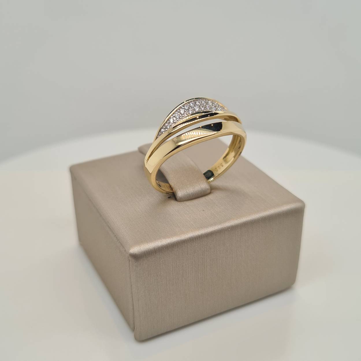 Prachtige 14krt gouden ring met zirkonia.

Deze ring is maat 54 ( 17 1/4), heeft u interesse in een andere maat? Neem dan gerust contact met ons op.