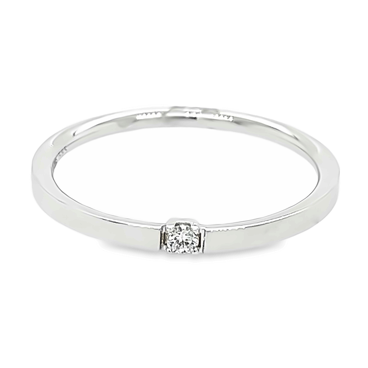Deze witgouden solitair ring heeft een werkelijk schitterende uitstraling. De briljant geslepen diamant zorgt voor deze prachtige schittering. Het totaal karaat gewicht is 0,03 en de briljant is van mooie kwaliteit met zuiverheid SI1. Een witgouden ring met echte diamant is een van de mooiste combinaties, omdat de schittering van de diamant optimaal wit van kleur is.