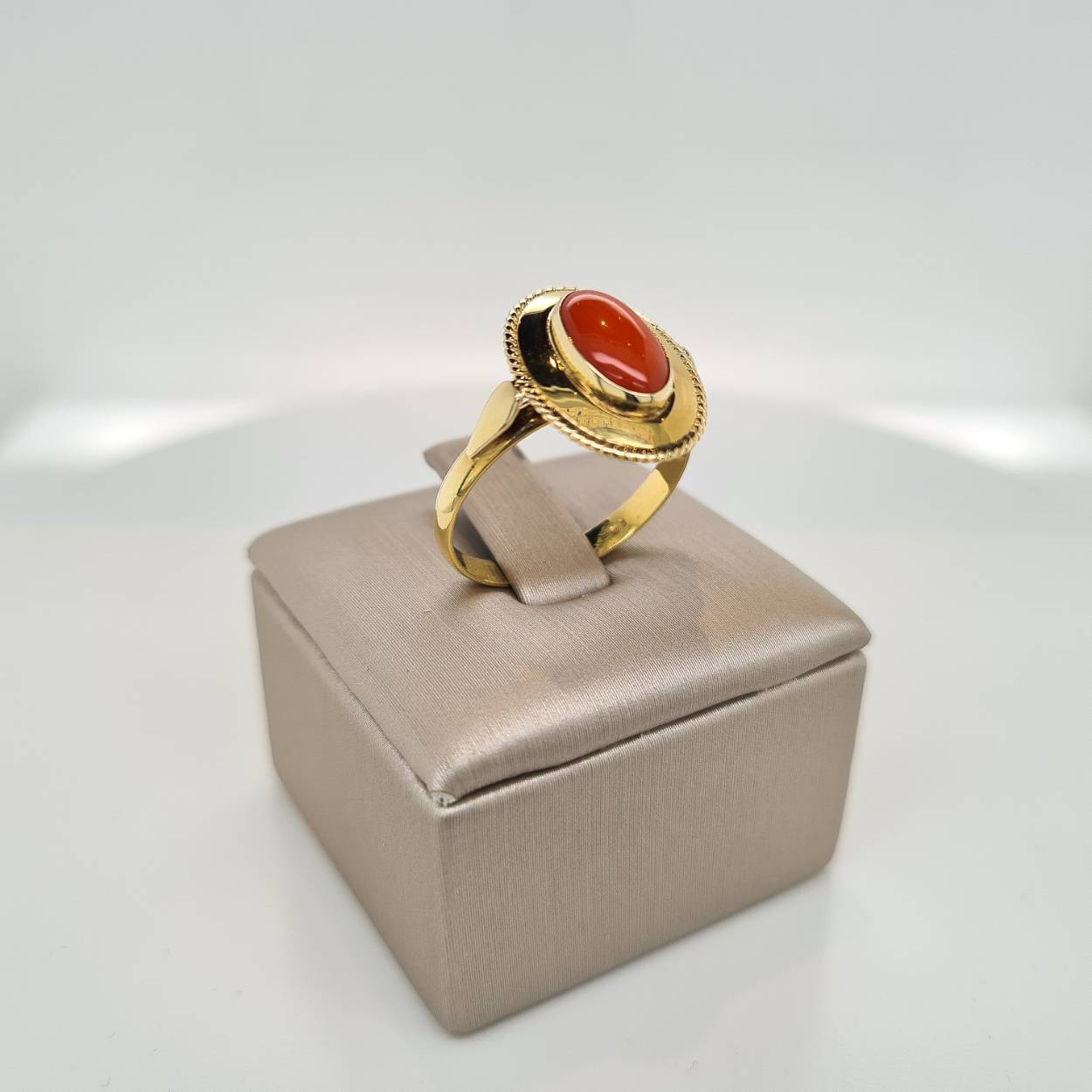 Ring 14 karaat goud gezet met echte bloedkoralen. De ring is in maat 18.