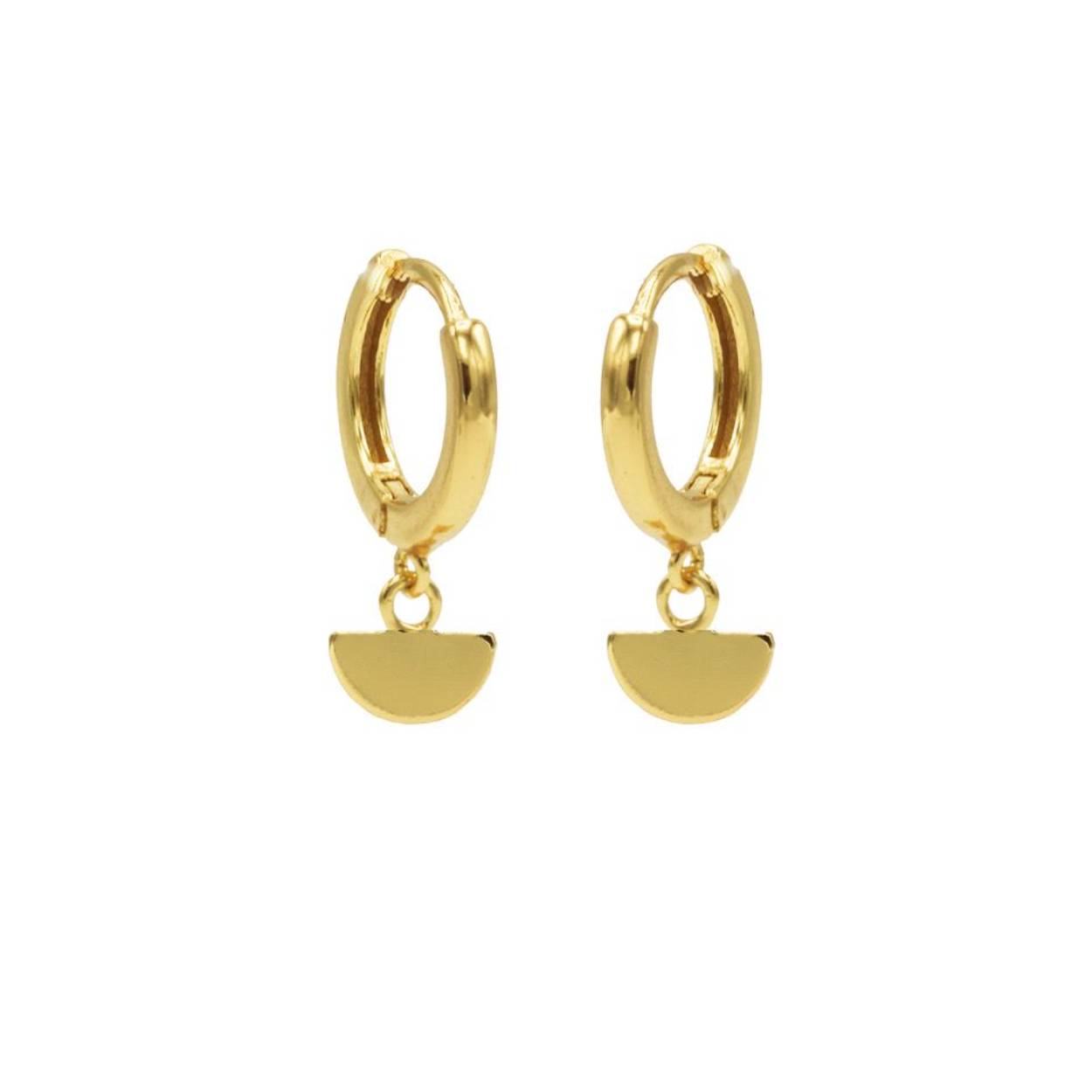 Karma hinged symbols hoops. Mooie creool met clip sluiting en de hanger hangt onder de oorbel in een klein ringetje. De oorbellen zijn verkrijgbaar in 3 verschillende kleuren, Rose, Goud en Zilver. De lengte van de totale oorbel is 26mm. Karma sieraden worden gemaakt van de beste materialen. Zo is dit sieraad gemaakt van sterling zilver met een mooie plating. Karma oorbellen staan heel leuk in jouw earparty en kunnen bij elke gelegenheid worden gedragen