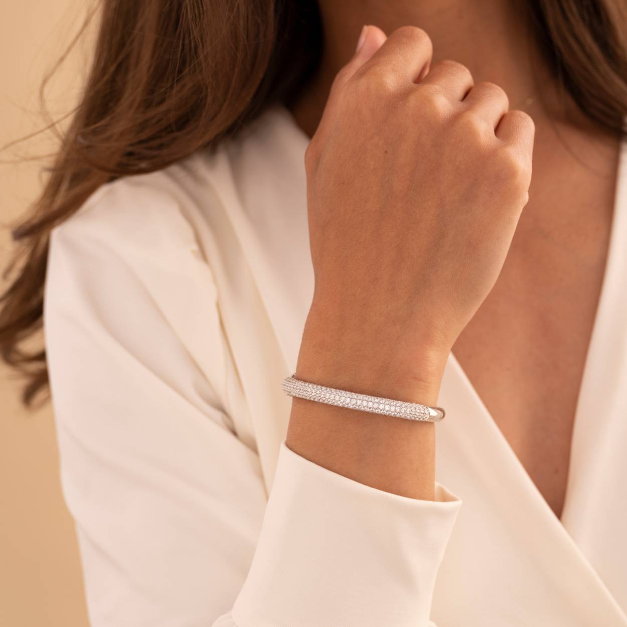 Deze mooie Zilveren ronde armband pave gezet met zirkonia's is beschikbaar in de maten: 56mm, 60mm, 64mm, 68mm.

Beschikt over scharnier en veiligheidssluiting.

Als u dit product wilt bestellen, kan u bij het afrekenen in het kopje opmerkingen de gewenste maat doorgeven. Bijvoorbeeld: maat 64mm