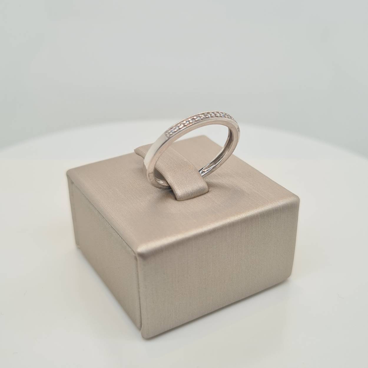 Prachtige 14krt witgouden solitaire ring met diamant, 0,05crt H Si. De maat van de ring is 53 (17). Heeft u een andere maat, neem dan gerust contact met ons op.