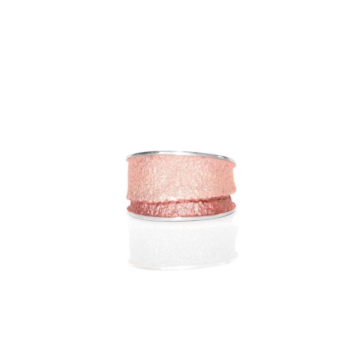 Handgemaakte ring in zilver met emaille.