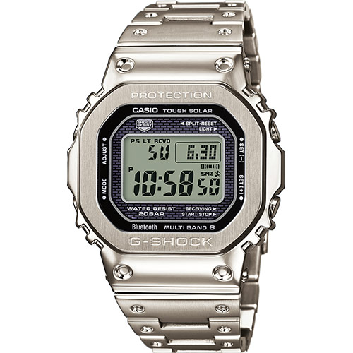 De DW-5000C is het oorspronkelijke G-Shock-model uit 1983. De GMW-B5000-serie heeft het karakteristieke vierkante ontwerp behouden en heeft een volledige metaalbehandeling gekregen, samen met verbeterde functies zoals smartphonekoppeling. Het horloge heeft een volledig metalen behuizing gekregen met schokbestendig, dempend materiaal van fijne hars dat tussen de behuizing en de stevige roestvrijstalen metalen rand is geplaatst. Dankzij de bevestigingstechnologie met hoge dichtheid heeft het horloge het originele formaat behouden. De achterkant van het horloge is voorzien van een stevige schroefvergrendeling en is voorzien van een DLC-behandeling voor slijtvastheid. De metalen band heeft 'dimples' en het ontwerp van de harsband van het origineel. Ook de zichtbaarheid is verbeterd door het gebruik van een foliezonnecel en STN-lcd (vloeibare kristallen). Dit functionele model wordt geleverd met Bluetooth®-connectiviteit en kan worden gekoppeld met een speciale app om nauwkeurige tijdinformatie te verkrijgen. Het horloge zit ook boordevol praktische functies, waaronder een tijdcorrectiesysteem dat gebruikmaakt van standaard tijd- en frequentiesignalen (Multi-Band 6), een betrouwbare energiebron in de vorm van Tough Solar-technologie, volledig automatische led-achtergrondverlichting met hoge helderheid, wereldtijd en weergave van de dag van de week in zes talen. Dit G-Shock-model blijft trouw aan zijn voorganger, terwijl het verder is verfijnd door het volledig metalen ontwerp.