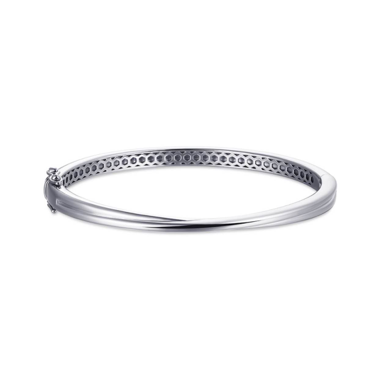 Luxe zilveren cross over bangle met scharniersluiting en dubbele veiligheid. De armband is voorzien van een rhodiumlaag voor een langdurige glans.