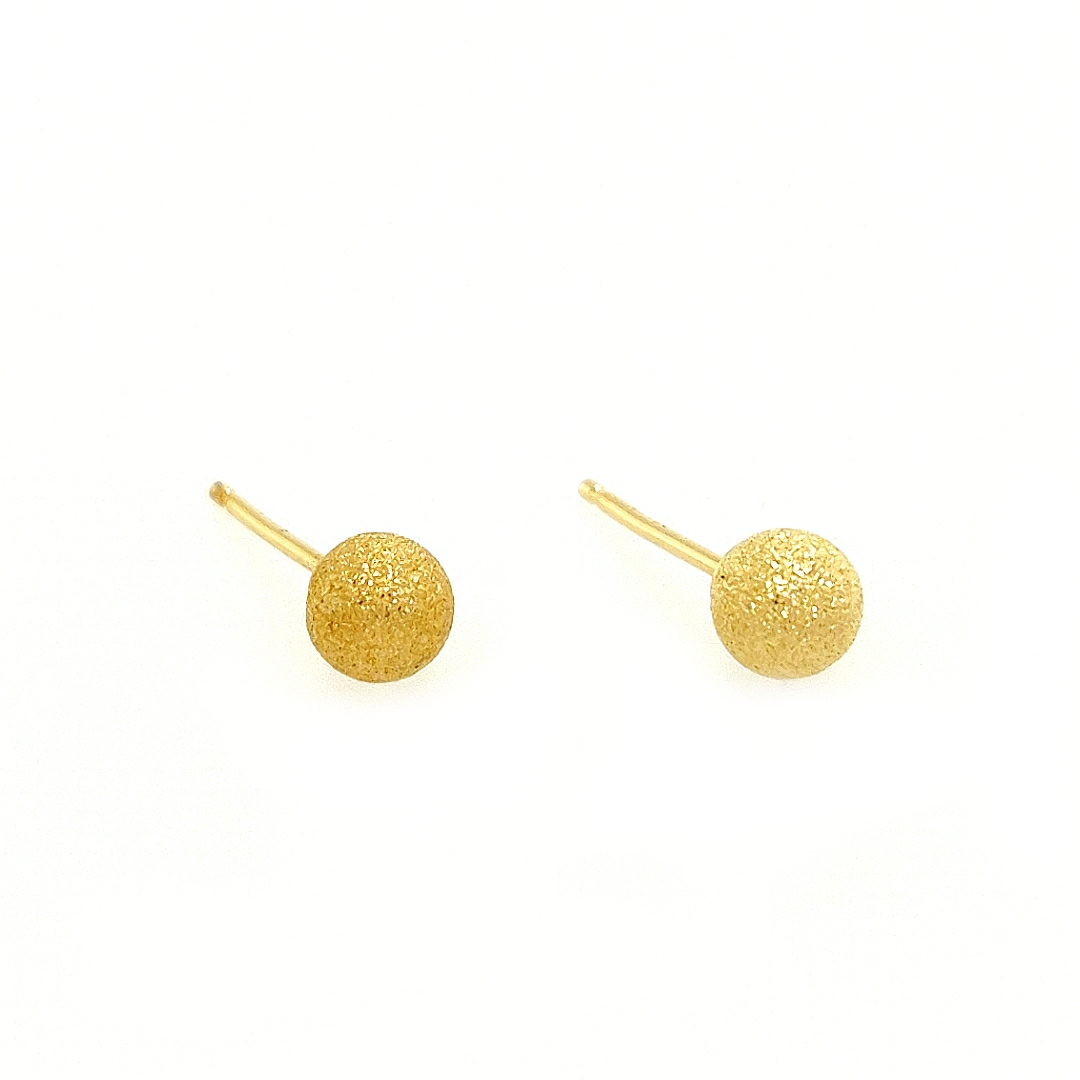 Deze geel gouden oorstekers zijn gemaakt van 14-karaats goud. Bolletjes oorstekers zijn tijdloos en een must have voor elke oorsieraden collectie. De bolletjes zijn gematteerd op een robuuste wijze, dit geeft ze een bijzondere en letterlijk schitterende buitenkant.