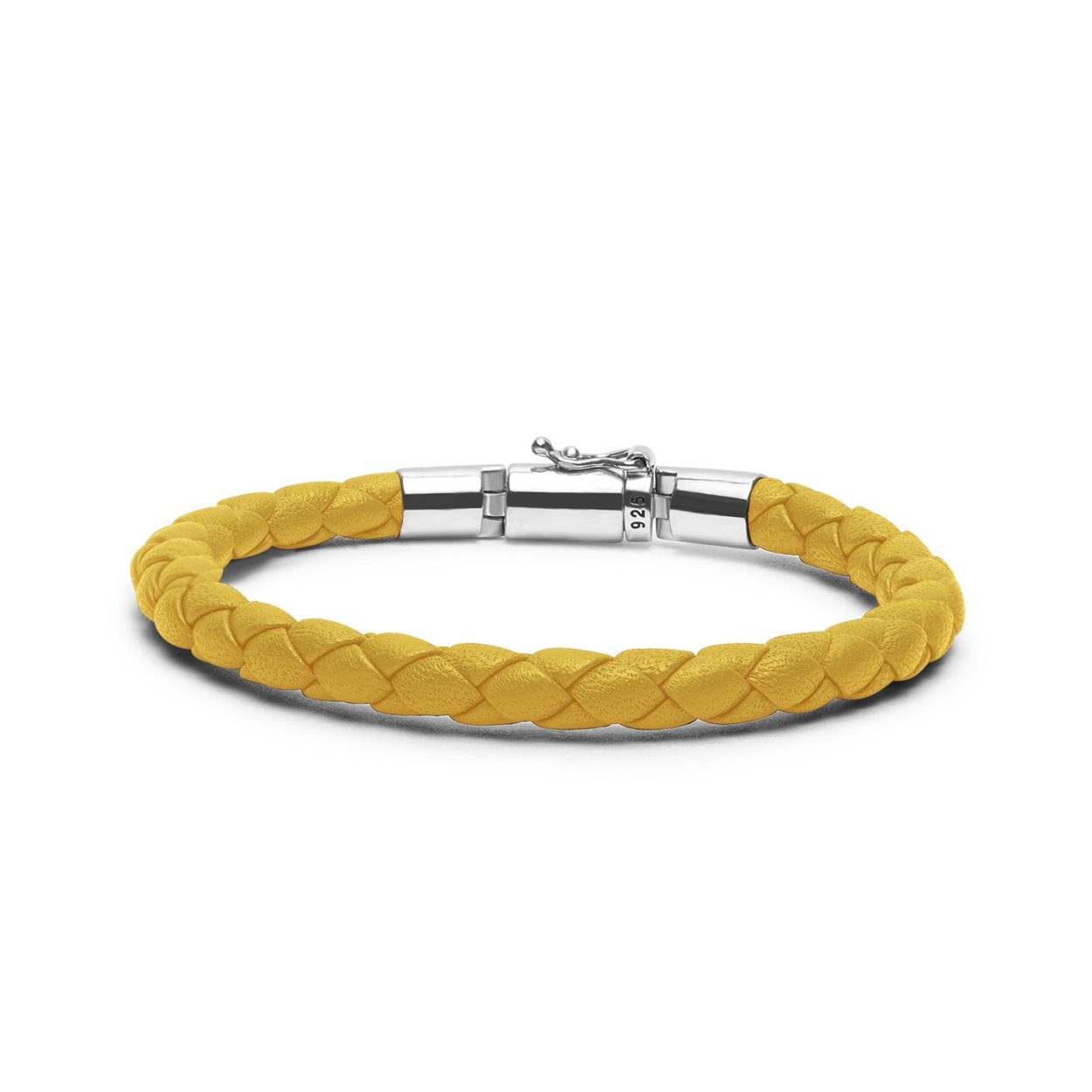 De modieuze lederen variant van de Ben schakel is een kleurrijke essential om dagelijks te dragen en om je zomerdagen mee op te vrolijken! Het is perfect om te combineren met je zilveren Buddha to Buddha sieraden, de armband naast je horloge te dragen of juist alleen. De armband is handgemaakt van hoogwaardige leerkwaliteit met het iconische en tijdloze sterling zilveren slot dat je van Buddha to Buddha gewend bent.
J545YE E - Ben XS Round Leather Yellow