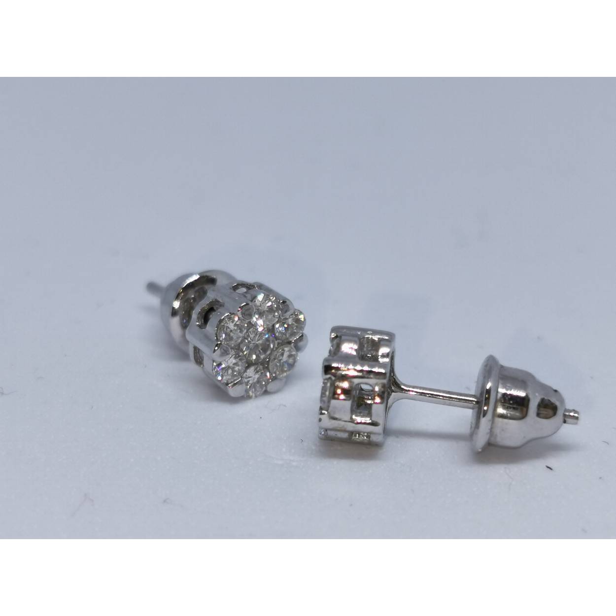14 karaat wit gouden oorstekers diamant
Eigen atelier totaal. 0.67 crt diamant briljant geslepen kleur g