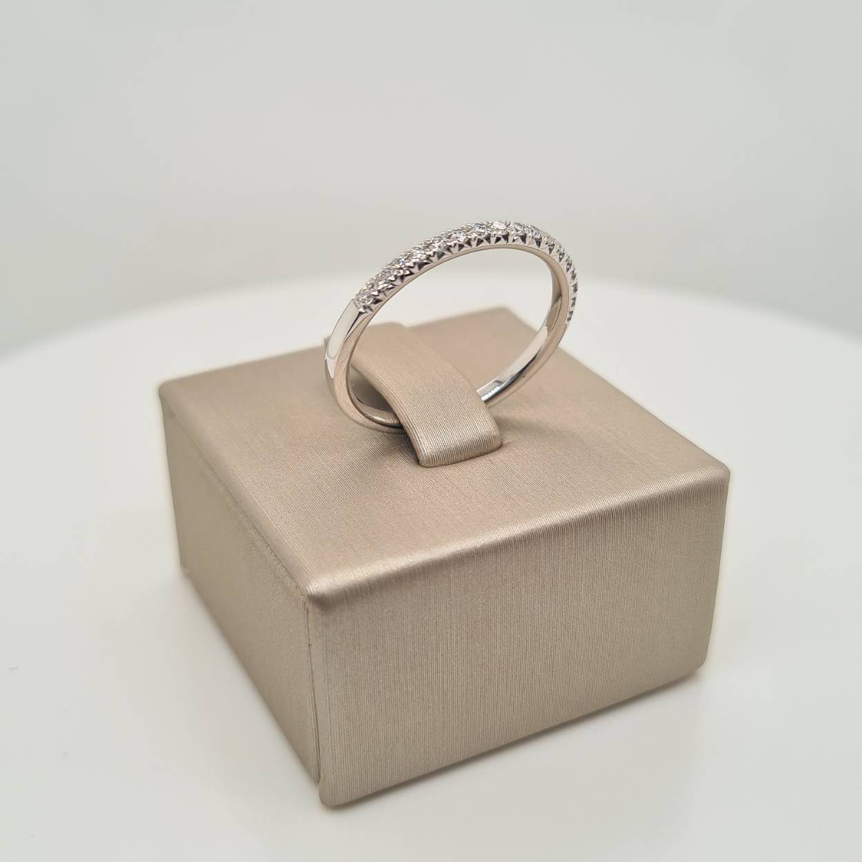 Prachtige 14krt witgouden ring met diamanten 0,24crt H Si.

Deze ring is maat 56 (17.75), heeft u interesse in een andere maat? Neem dan contact met ons op.