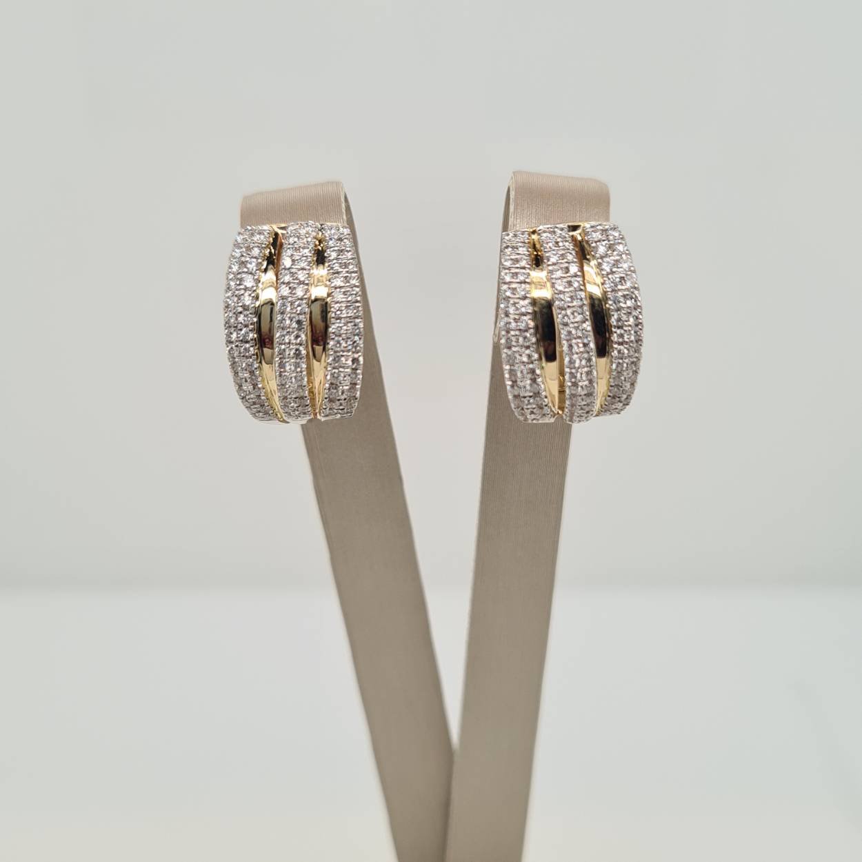 Prachtige 14 karaat gouden oorsieraden met diamant, 0.79crt. Tevens bijpassende ring verkrijgbaar. 