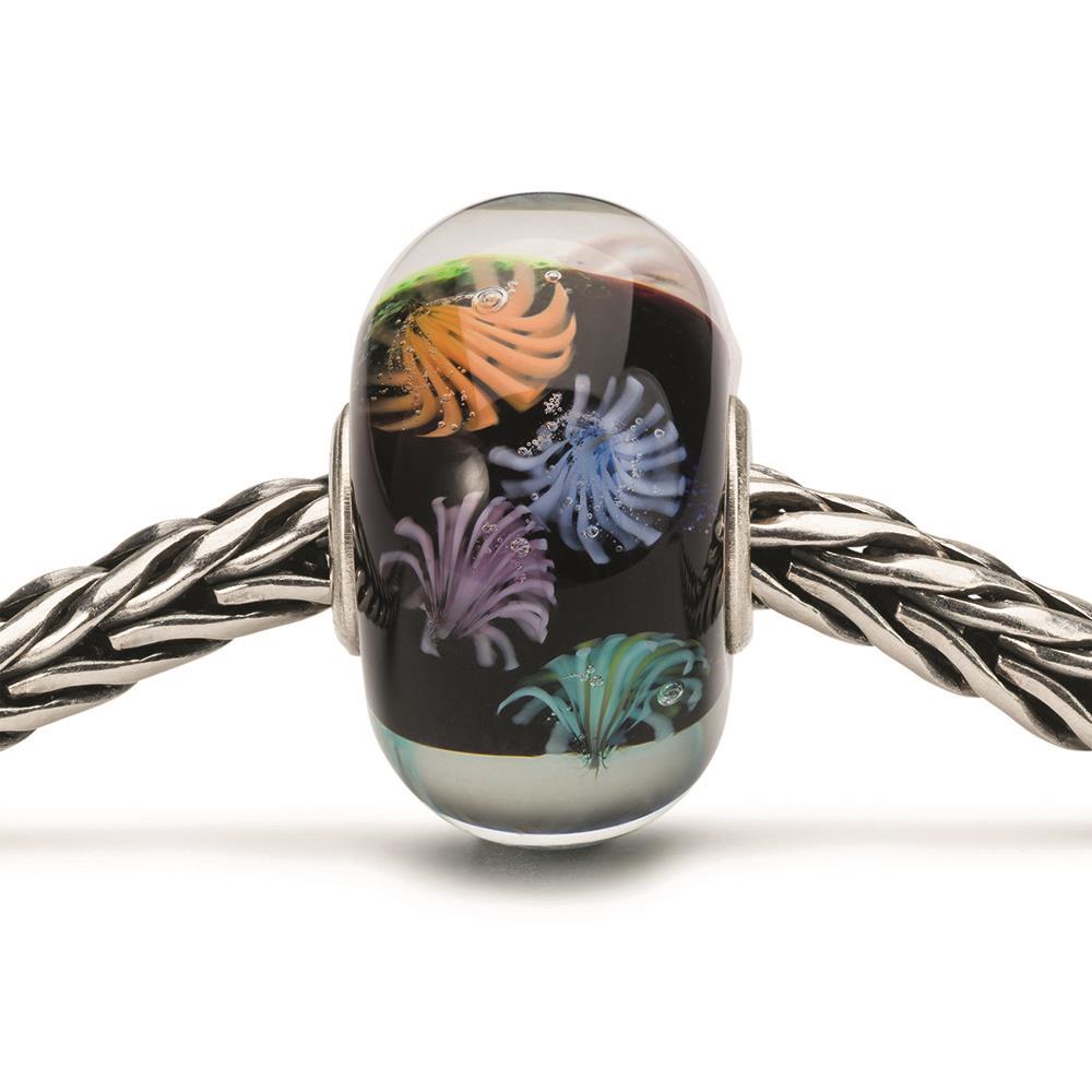 Trollbeads bedel, Nieuwjaarsfeest (special edition)

Gelukkig nieuwjaar Het is tijd voor een viering van nieuwe hoop en dromen. Dit is een Limited Edition-release voor Nieuwjaar 2021. Limited Editions zijn zeldzame of unieke kralen die slechts in zeer kleine hoeveelheden worden uitgebracht. 

Let op: Glas is een fantastisch materiaal. Elke glaskraal is handgemaakt van gloeiend heet glas in de open vlam en geen twee glaskralen zijn ooit helemaal hetzelfde. Dit geldt voor maat, kleur en patroon. Uw kraal is absoluut uniek en kan kleine afwijkingen vertonen van de afgebeelde kraal.