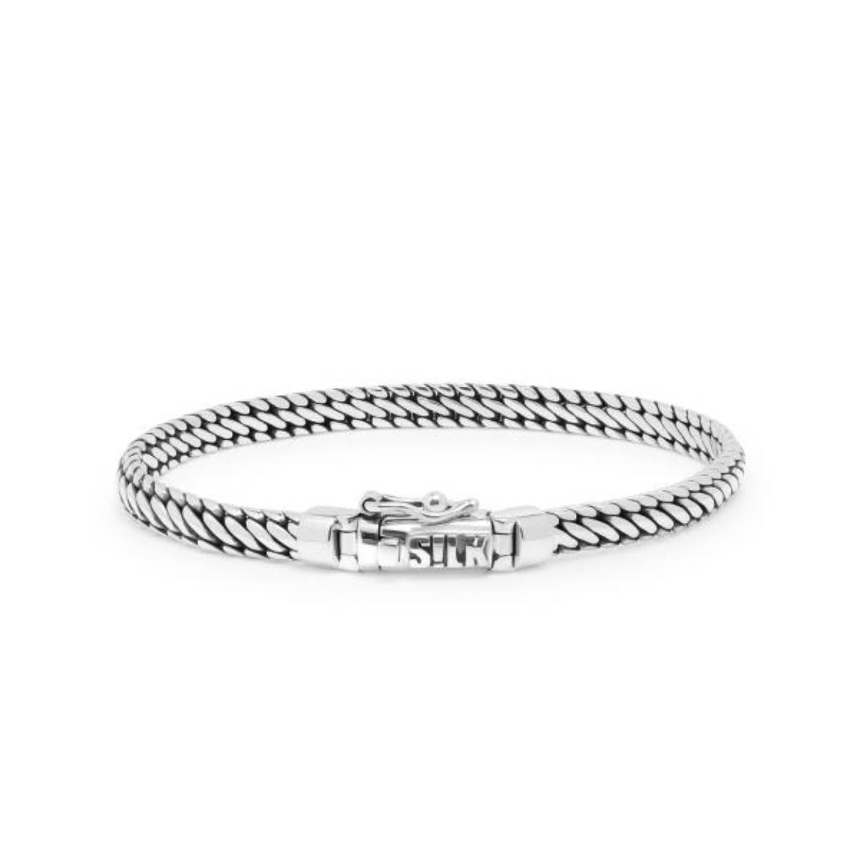 De 698 bold is een mooie smalle mini variant van de de zilveren 349 armband met zijn populaire schakel. Het smalle verfijnde zilveren armbandje, is het smalste armbandje in de Bold Serie. Het armbandje heeft een in elkaar geweven structuur waardoor de armband mooi rond om de pols valt. De armband wordt in een mooie luxe geschenkverpakking verpakt. 