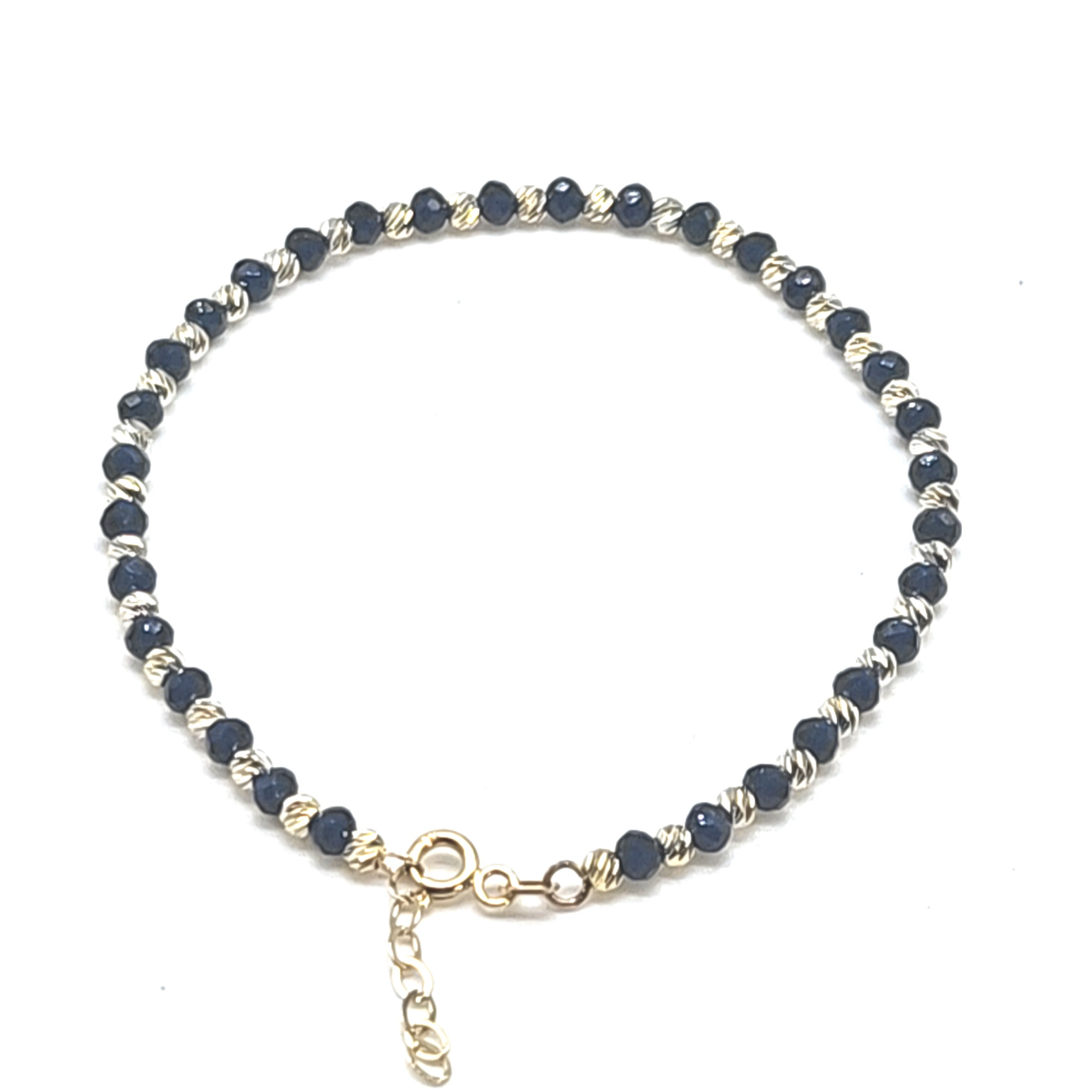 Deze mooie 14 karaat gouden armband met blauwe Lapis bolletjes is een echte eye catcher! Wist je dat deze steen verlicht stress en zorgt voor diepe vrede. Hij bezit een zeer grote sereniteit. Lapis Lazuli opent je derde oog en is heel goed voor het keelchakra, hij leert je om over je emoties en/of problemen te praten. De keuze waard om te dragen!