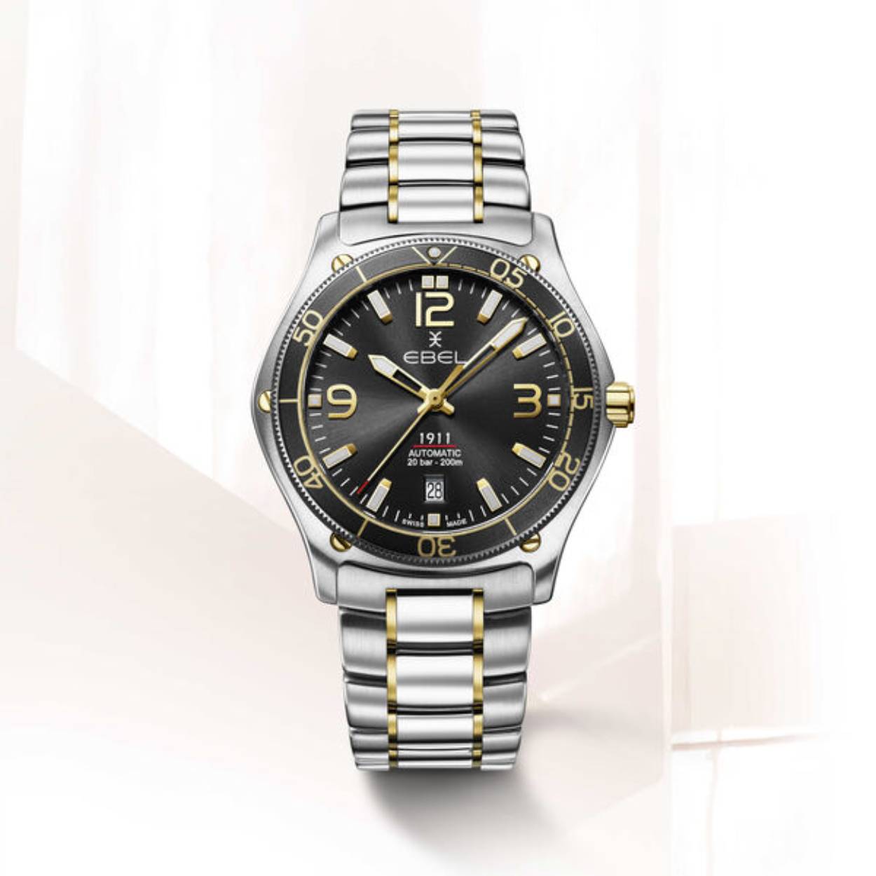De Ebel 1911 Gent Diver, modelnummer 1216588, is een verfijnd horloge met Zwitserse automatische beweging. Het heeft een ronde, roestvrijstalen kast van 42mm, met saffierglas. De wijzerplaat is grijs met strepen en een datumfunctie. Dit horloge is waterdicht tot 20 bar en is hypoallergeen. Perfect voor dagelijks gebruik en speciale gelegenheden. Draag het met zakelijke of casual outfits.