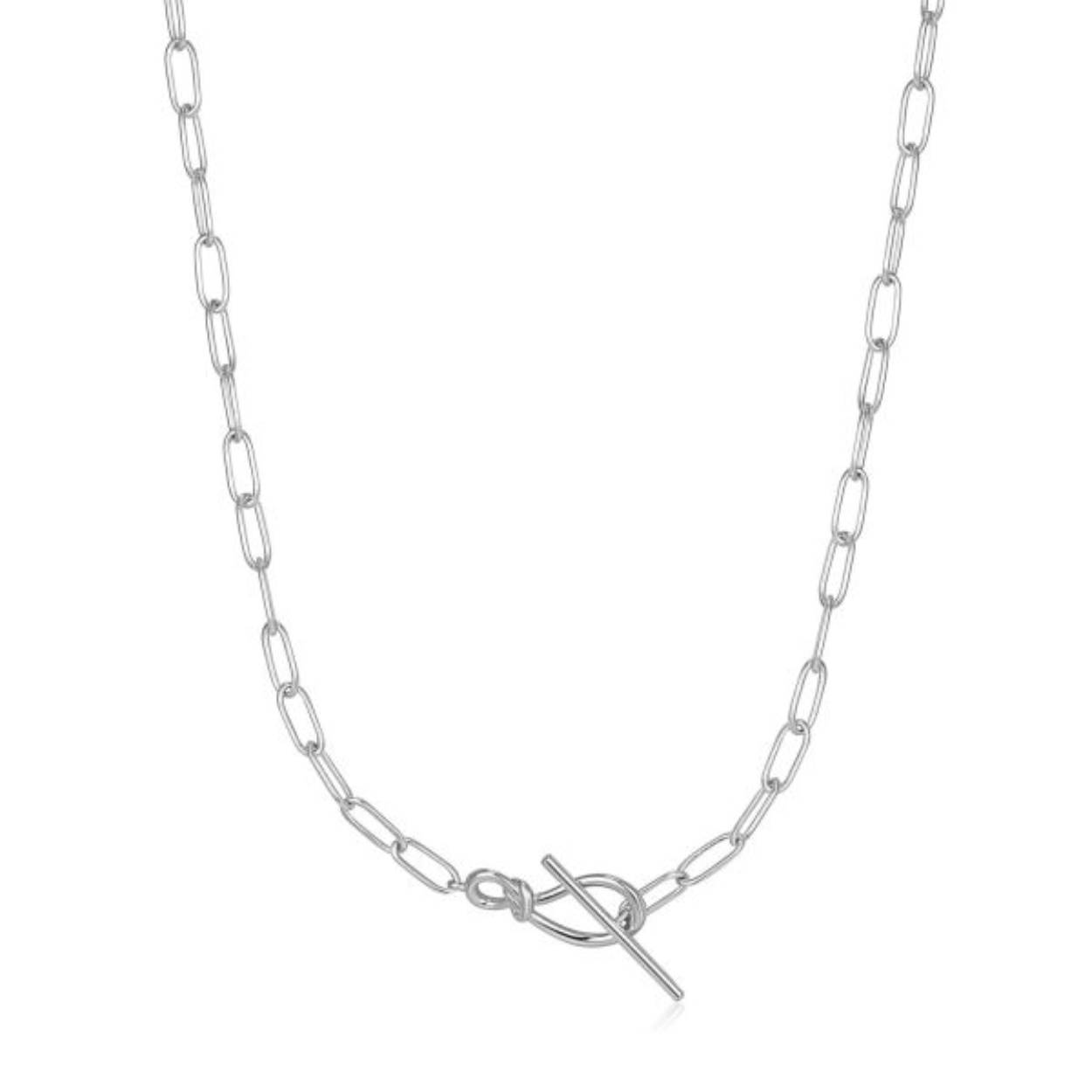 Upgrade jouw sieradencollectie met deze Knot T Bar Chain Necklace uit de Forget Me Knot collectie van Ania Haie. Deze prachtige ketting is geïnspireerd op de laatste catwalktrend waarin vormen en constructie centraal staan. De ankerschakels zorgen voor een tijdloze look en de geknoopte structuur maakt de ketting helemaal af!