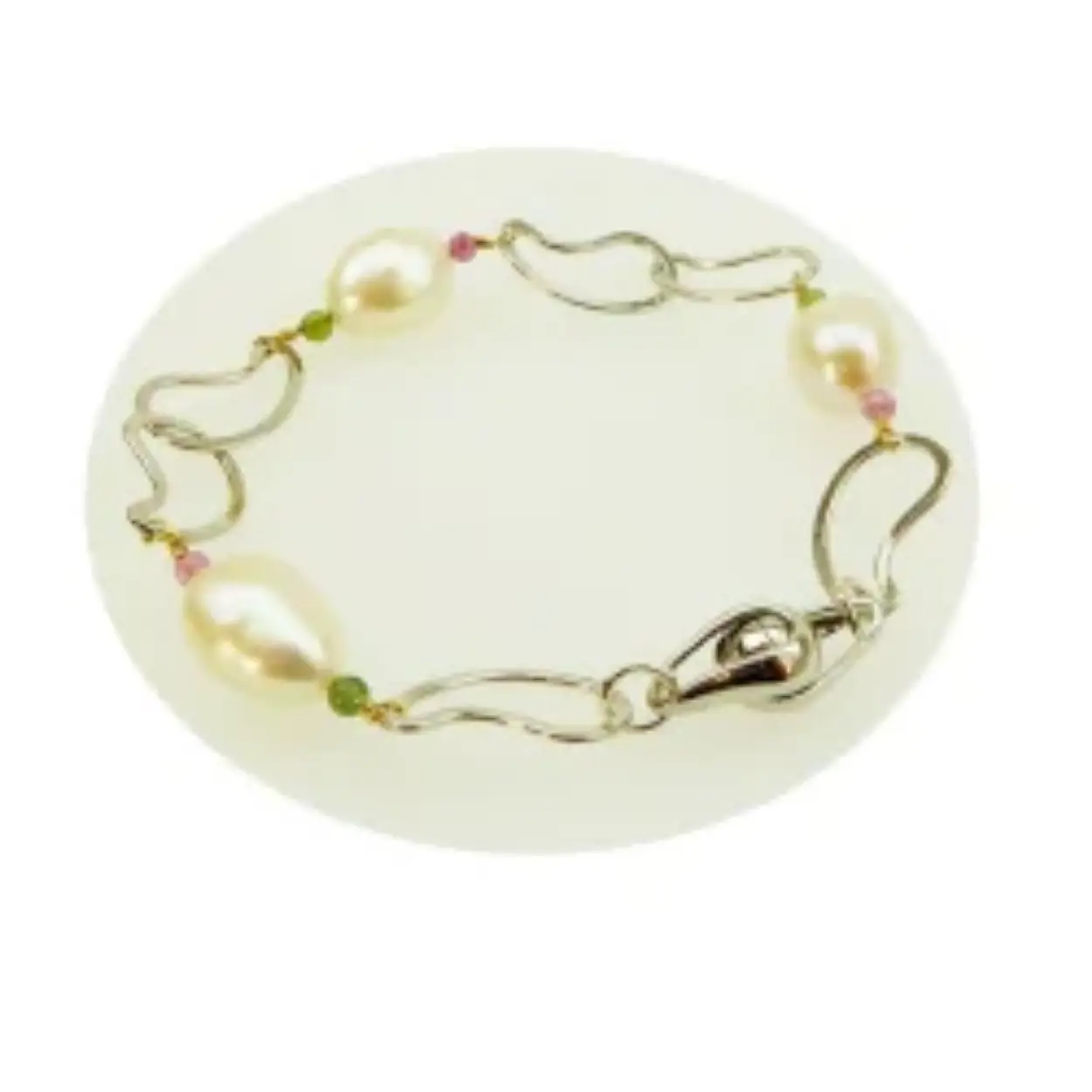 Een spannende ketting in gernodineerd sterling zilver met magneetsluiting die prachtig bij de ketting past. Het slot is zeer veilig - kan niet uit elkaar worden getrokken - moet behoorlijk worden opgetild - alles in sterling zilver. Barokke zoetwaterparels en toermalijnstenen zijn prachtig en elegant verstrengeld in de ketting.

