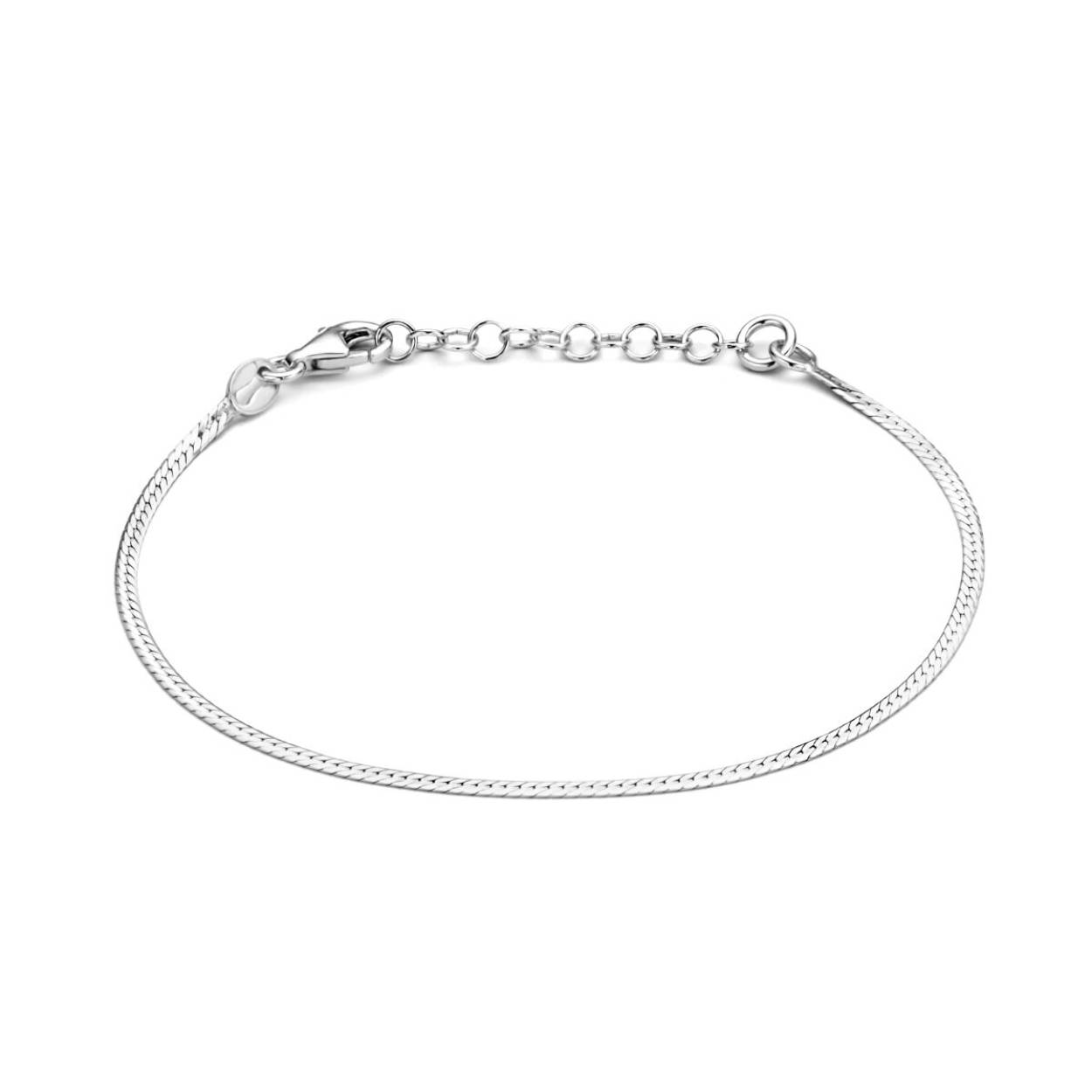 Zilveren armband met een platte gourmette schakel. De armband 
heeft een breedte van 1.7mm en een draaglengte van 16cm met een extensie van 3cm en een stevige karabijn sluiting.