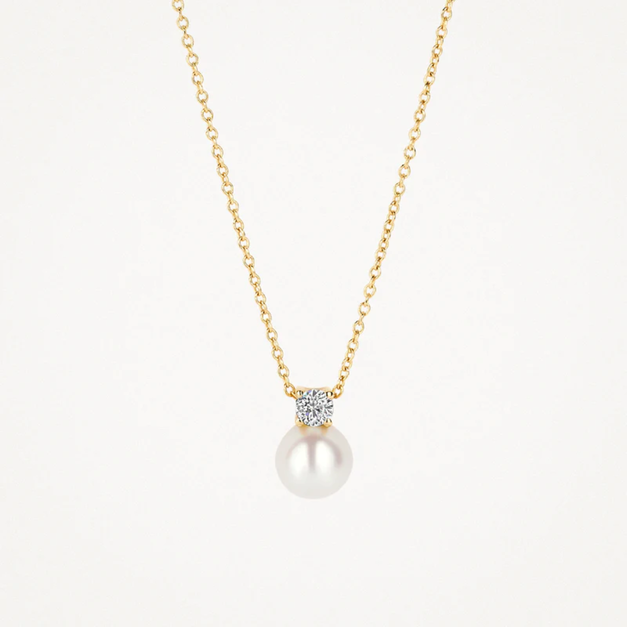 Dit 14k geelgouden collier wordt gesierd door een hanger met parel en zirkonia in chaton-zetting. Het collier heeft een lengte van 42 cm en een veerringsluiting. Prachtig op zichzelf of in combinatie met andere colliers uit onze collectie.