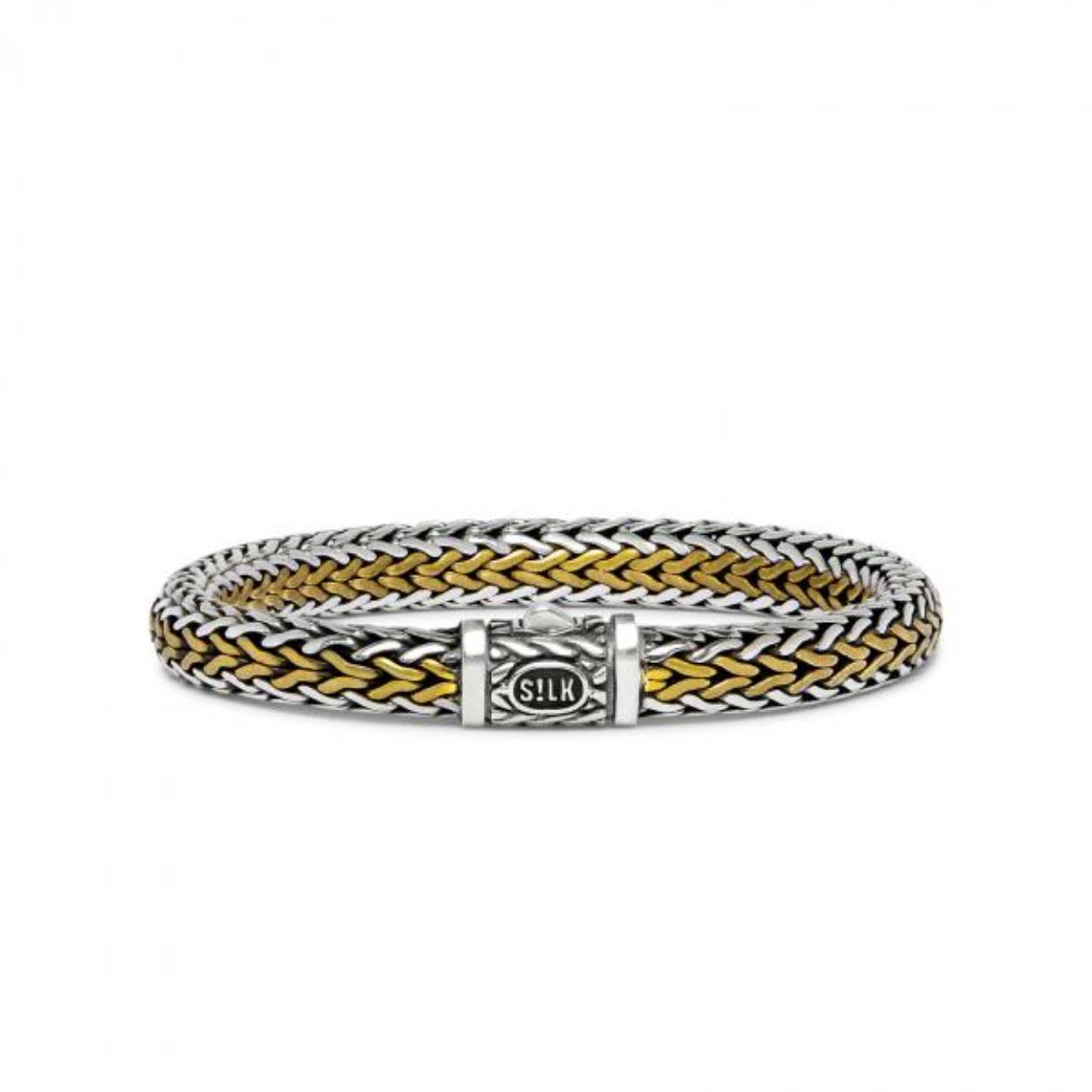 Met de RAW Editions sieraden heeft SILK een nonchalante look weten te creëren door het gebruik van nieuwe materialen in de handgemaakte sterling zilver collectie. Elk SILK-sieraad doorloopt een uitgebreid vakmanschapsproces, resulterend in unieke massieve sterling zilveren ontwerpen voor rauwe mannen en vrouwen. Met de RAW editions introduceert SILK een aantal sterling zilveren armbanden gecombineerd met messing en zwart oxide, waarvoor speciale borsteltechnieken gebruikt werden voor een ‘worn style’ uiterlijk. De RAW editions ontwerpen zijn handgemaakt van pure metalen, messing en sterling 925 zilver. 