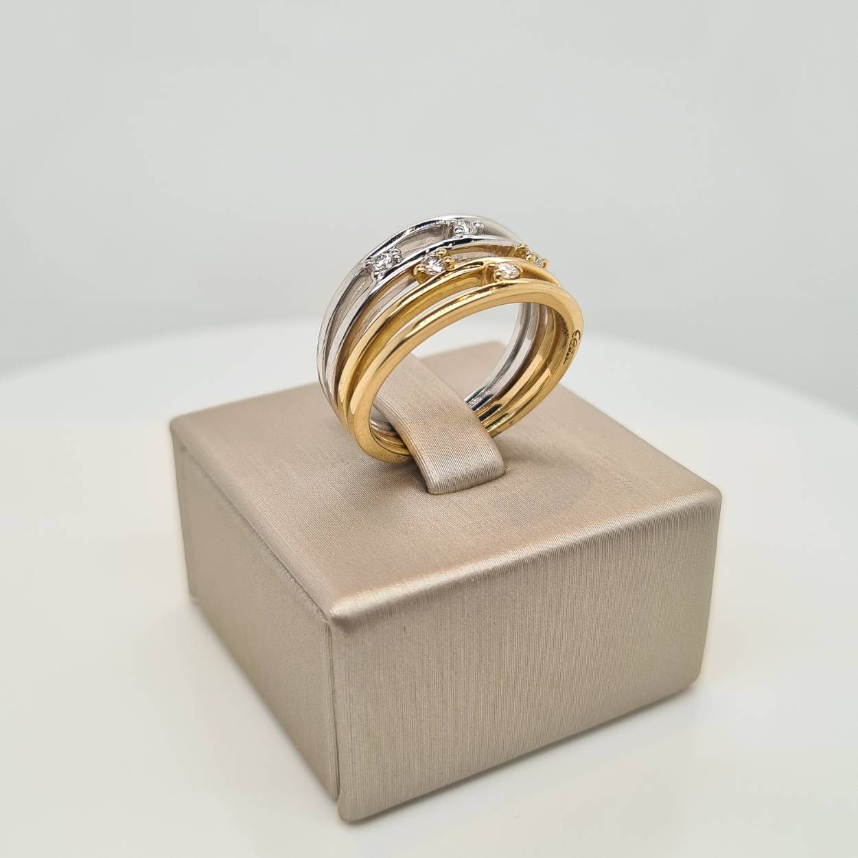 Prachtige 14krt bicolor gouden ring met diamant, 0,15crt H Si. De ring is van het merk Elaine Firenze. De maat van de ring is 55 (17,5). Heeft u een andere maat, neem dan gerust contact met ons op.