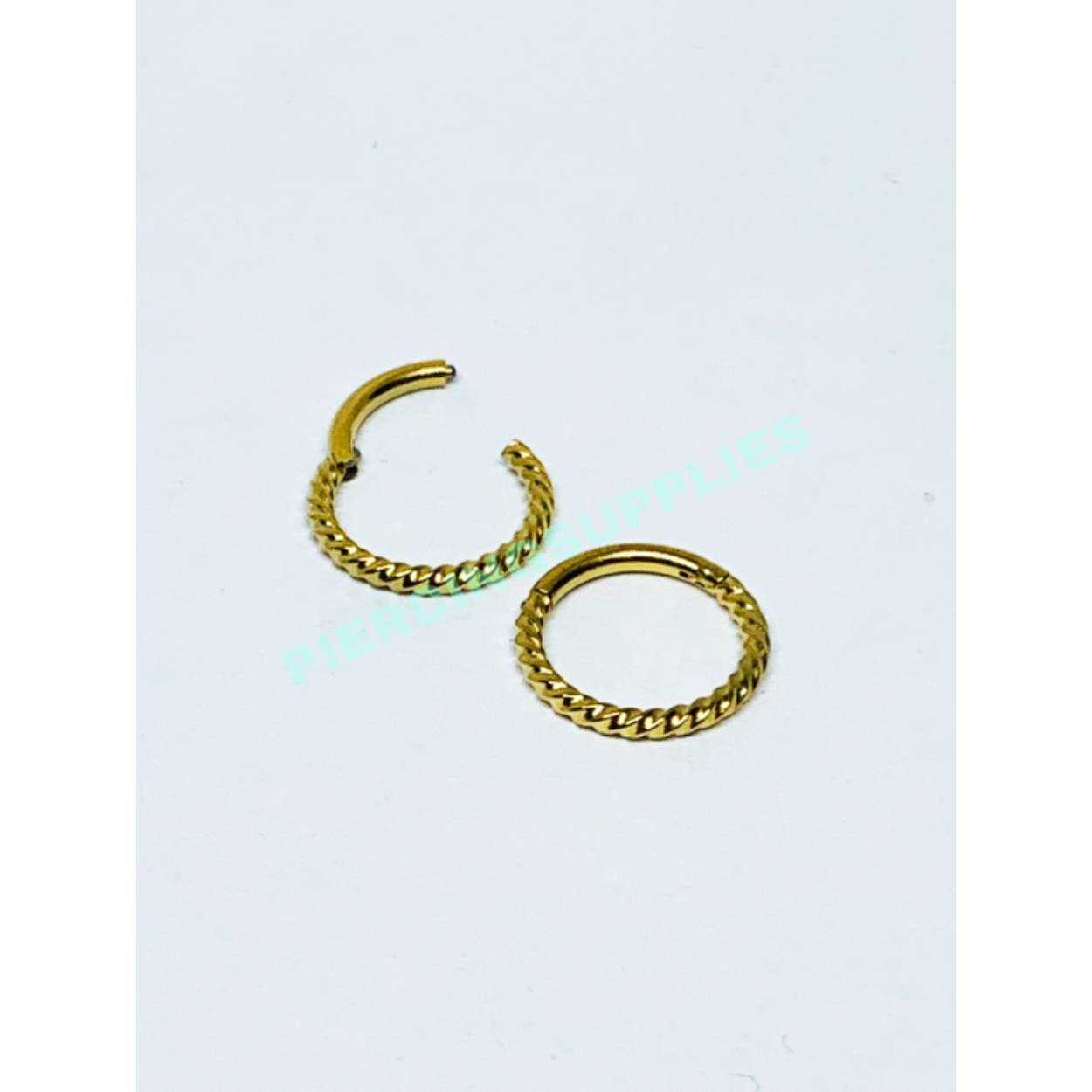 Segment clicker met een sierlijk gedraaid oppervlak.

1 Stuks!

Makkelijk te openen en te sluiten! Mooie Click Ring voor je piercings, gemaakt van goudkleurig chirurgisch staal. De ideale ring voor je piercing als je graag een gladde ring in je piercings draagt die ook nog eens makkelijk te openen en sluiten is. Het segmentje in deze ring zit vast aan de ring en heeft aan een zijde een scharnier. Je klikt hem zo open, doet hem in je piercing en klikt hem weer dicht. Done! Deze extra dunne click ringen lenen zich uitstekend voor neus piercings of als oorbellen.

Verguld chirurgisch staal in de maat 1.2 x 8mm

Speciaal geschikt voor neus piercings en oorlellen.
Gemaakt van Chirurgisch Staal Verguld
