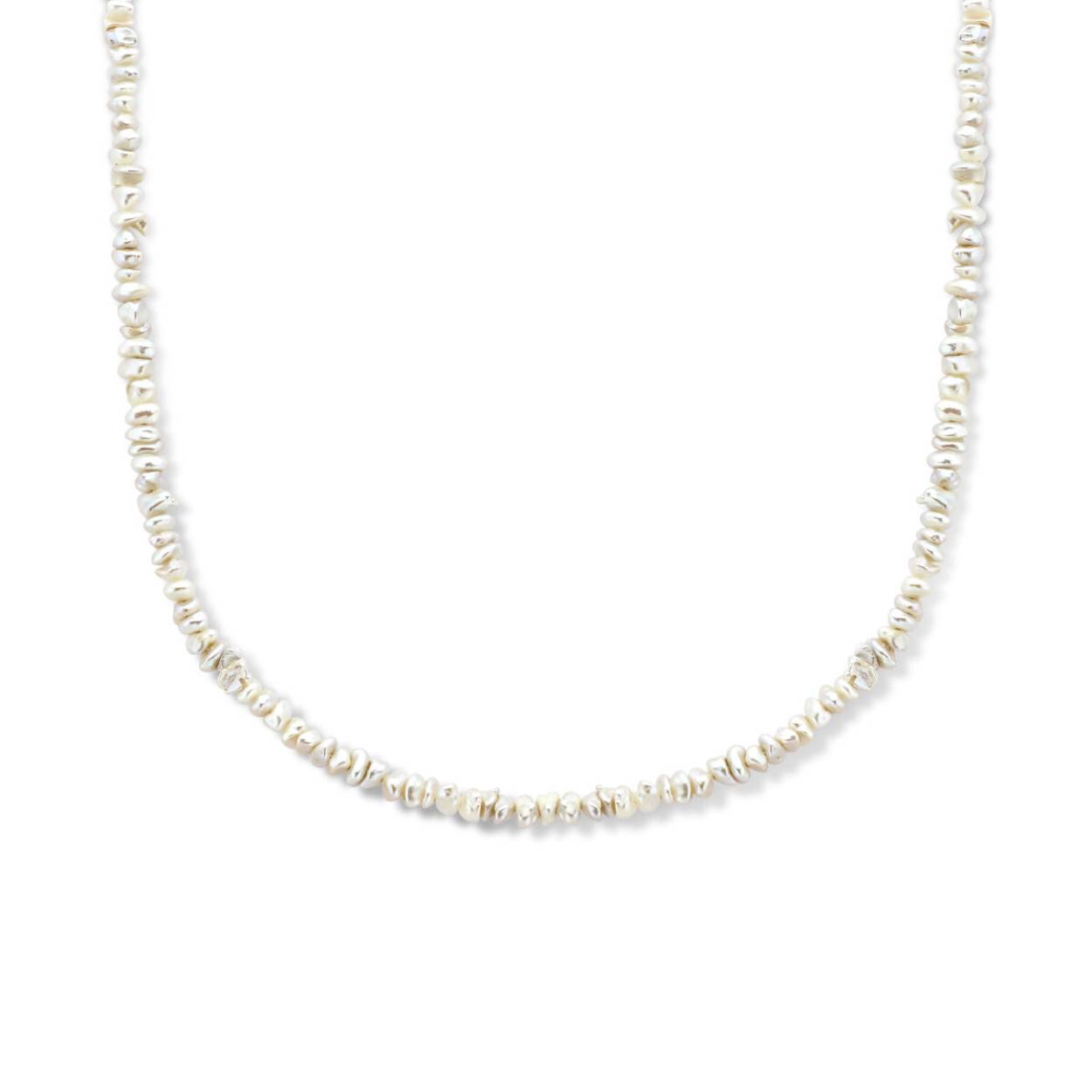 Gerhodineerd 925 zilveren collier uitgevoerd met zoetwaterparels en een karabijnsluiting. Het collier heeft een draaglengte van 42cm met 3 extensie.