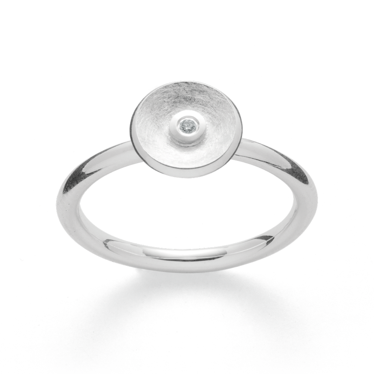 Het komvormige decoratieve element ontmoet een sprankelende briljant (0,02 ct) in het midden en is tijdloos elegant. Gemaakt door innovatief ontwerpster Nadine Resch met bijpassende hanger en oorknopjes.
