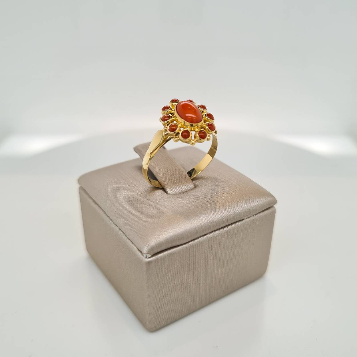 Ring 14 karaat goud gezet met echte bloedkoralen. De ring is in maat 17.5.