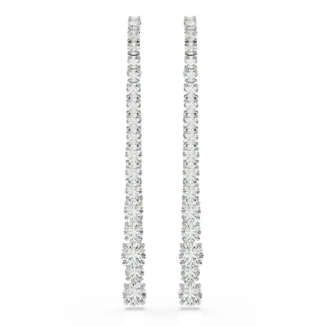 Deze dramatische lichtbanen zijn het perfecte voorbeeld van Swarovski’s stralende stijl. Elk sieraad met rhodium toplaag bestaat uit twee strengen Swarovski Zirkonia in een heldere tint en oplopende formaten. Het effect is zowel elegant als gedurfd met deze expressieve oorstekers voor elke speciale gelegenheid.
