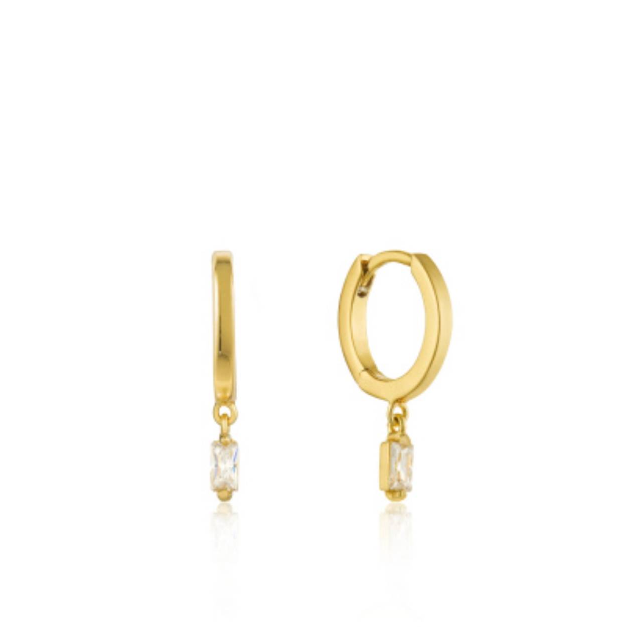 Vernieuw je dagelijkse oorbellencollectie met het perfecte fijne sieraad! Gemaakt van 14kt goud en afgewerkt met een druppel met hierin een prachtige diamant, zijn deze oorringen geschikt om elke dag te dragen! Combineer ze met meerdere oorbellen voor een echte ear-party.

HET MERK
Ania Haie staat bekend als fashion-forward sieradenmerk en heeft een toonaangevende naam opgebouwd. Een uitstekend moment om het merk verder uit te bouwen met een 14kt massief gouden collectie: Ania Haie 14kt Gold! In lijn met Ania Haie’s streven om een duurzamer merk te worden, is de 14kt gouden collectie gemaakt van 100% gerecycled 14kt goud en bevat conflictvrije en volledig traceerbare natuurlijke diamanten en echte edelstenen, zoals witte saffieren, opalen en turquoise.

SPECIFICATIES
- 14kt Gold Natural Diamond Drop Huggie Hoop Earrings
- Oorringen
- 14kt goud
- 15mm
- AH EAU001-15YG