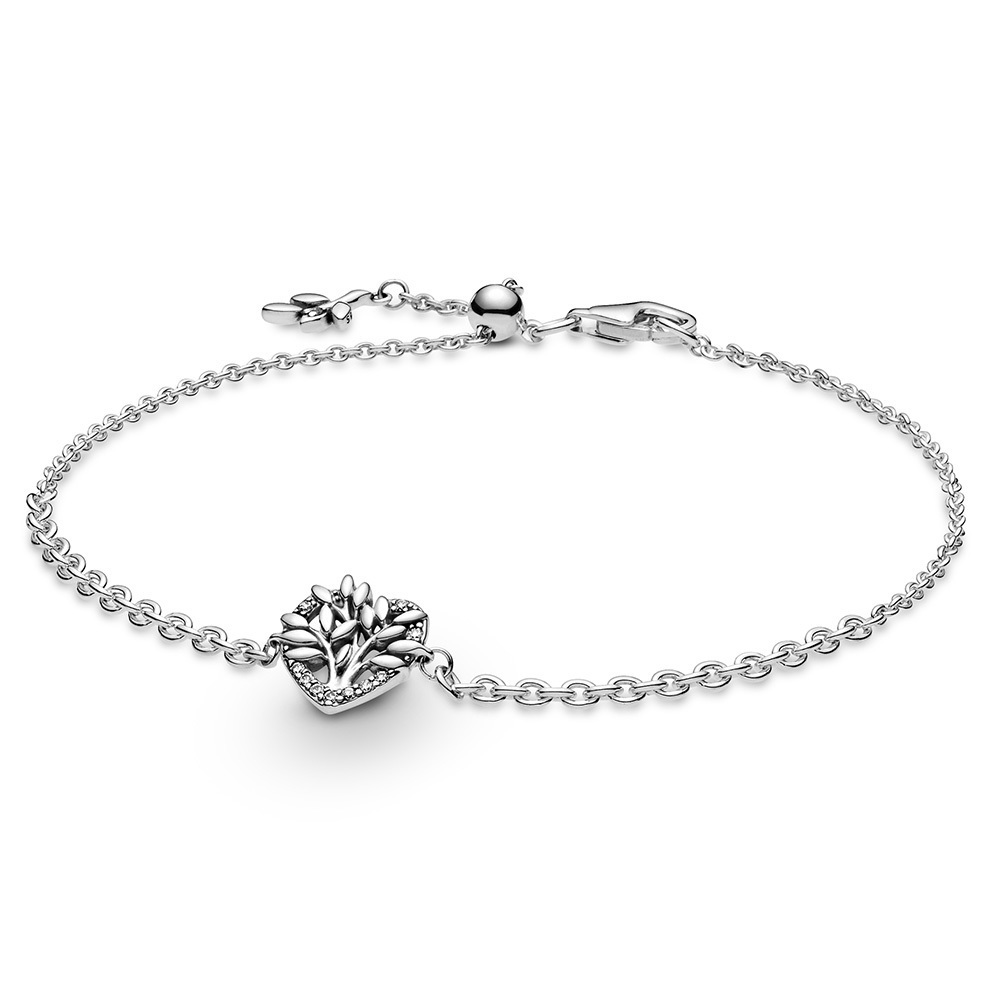 Markeer een speciale band met de Heart Family Tree Chain Bracelet. Het opengewerkte hartvormige schijfje is hand-finished in sterlingzilver en gedecoreerd met heldere steentjes. Ons iconische stamboomotief met gepolijste bladeren zit bovenop het schijfje. De armband bestaat uit twee kettingen van verschillend formaat die met elkaar zijn versmolten, een schuifsluiting voor een verstelbare pasvorm en een glanzend tak met bladmotief die is bevestigd aan het einde van de ketting. Geef dit sieraad aan een belangrijk familielid als uitdrukking van je liefde.
