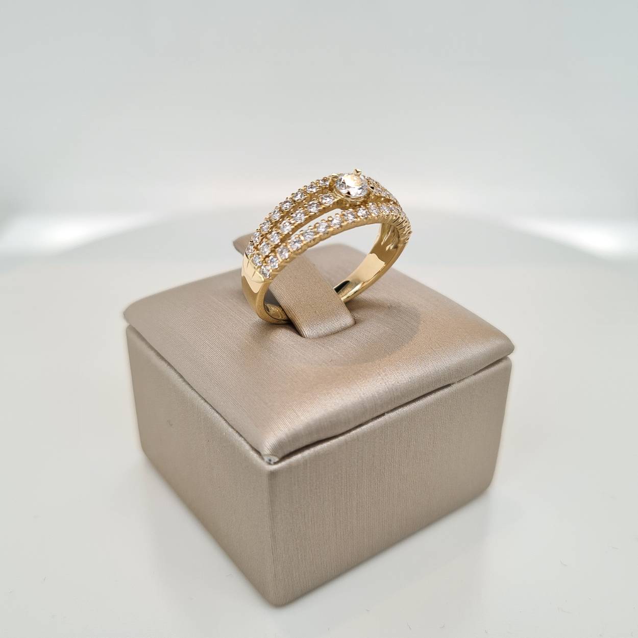 Prachtige 14krt geelgouden ring met diamant 0,71crt G Si1. De maat van de ring is 54 (17 1/4). Heeft u een andere maat, neem dan gerust contact met ons op.