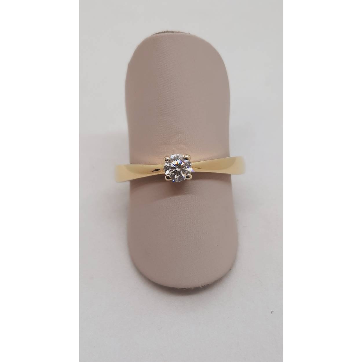 De verlovingsring met modelnummer BREA-0004016 is vervaardigd uit 14-karaats goud en heeft een schitterende briljant geslepen diamant van 0,18 karaat. De diamant, met kleur F, straalt verfijnde elegantie uit. Deze ring in maat 53 is perfect voor een aanzoek. Draag deze prachtige goudkleurige ring solo of in combinatie met andere gouden sieraden voor een klassieke look.
