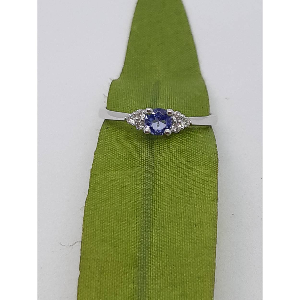 De Diamant ring BREA-0002821 heeft een verfijnd ontwerp met een 14-karaats witte gouden afwerking. Hij bevat zes SI1-rondgeslepen diamanten en een toermalijnsteen, allemaal stralend in F-kleur. Het glanzende juweel is perfect voor maat 54. Ideaal te dragen als elegant accessoire bij zowel formele als informele gelegenheden. Voeg een vleugje luxe toe aan elke outfit!